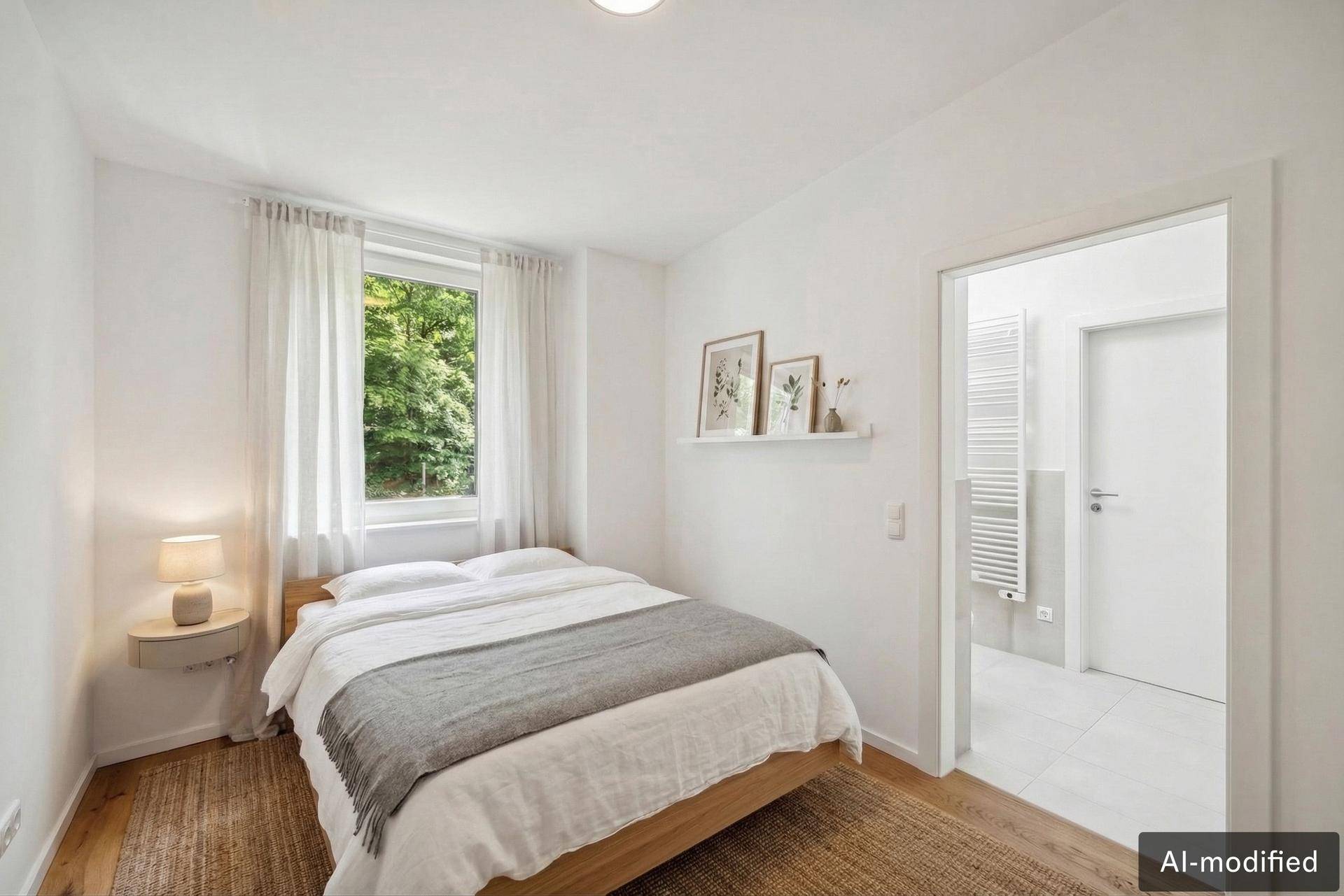 Gemütliches Schlafzimmer mit Holzbett, Holzboden und Zugang zum Badezimmer.