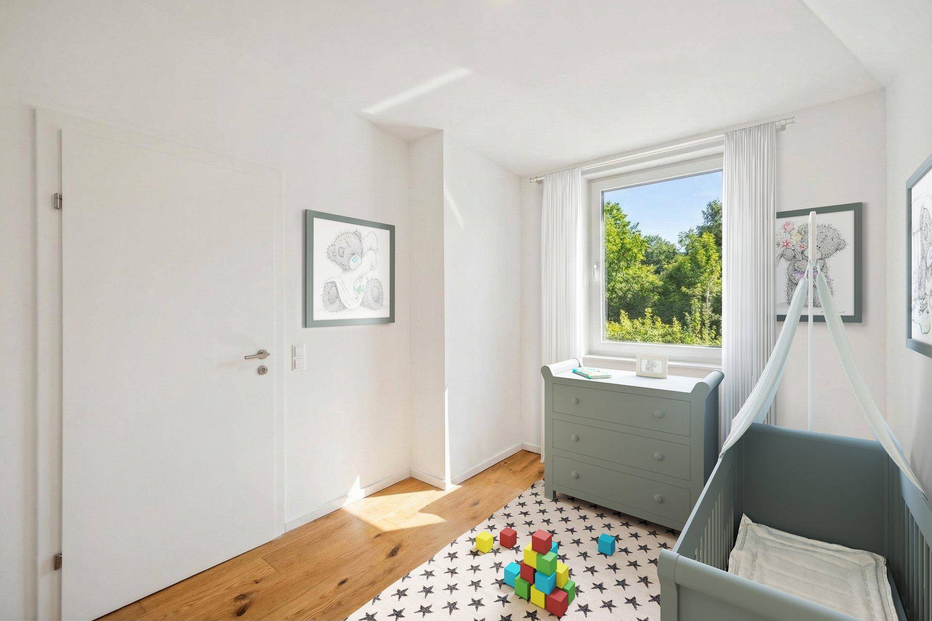 Helles Kinderzimmer mit Babybett, Kommode und Blick ins Grüne.