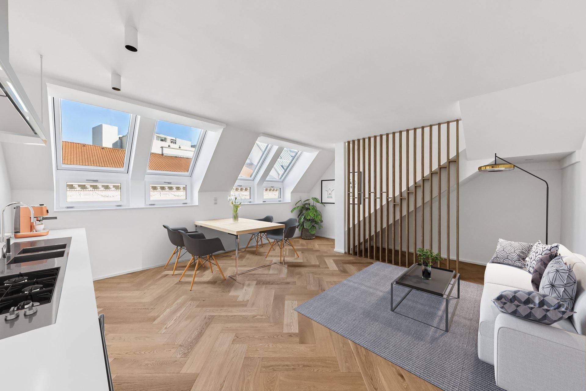 Lichtdurchfluteter Wohn- und Essbereich mit Holzparkett und Zugang zur oberen Etage.