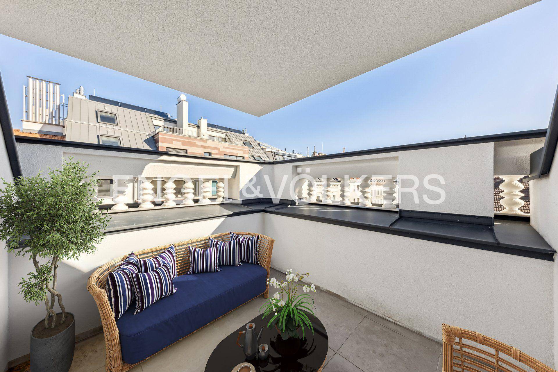 Sonnige Dachterrasse mit bequemen Sitzgelegenheiten und Blick über die umliegenden Dächer.