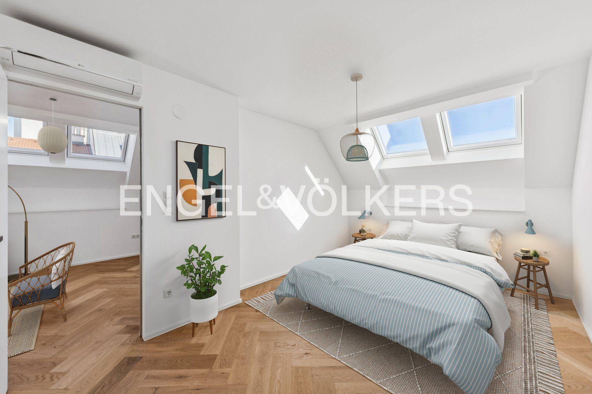 Gemütliches Schlafzimmer mit Dachschrägen, Holzboden und hellen Dachfenstern für viel Licht.