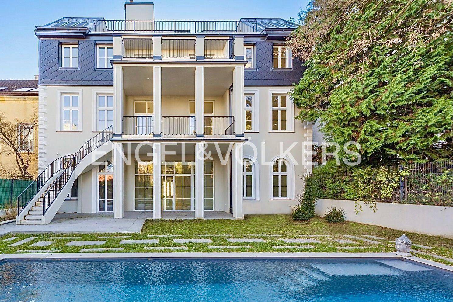 Rückansicht des Gebäudes mit privatem Gartenbereich und integriertem Swimmingpool.