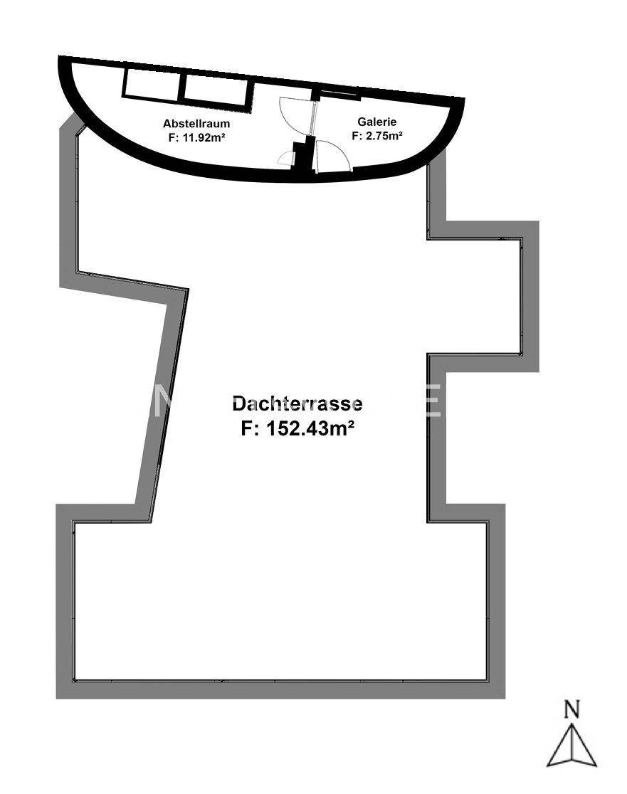 Grundriss der oberen Ebene mit Dachterrasse, Abstellraum und Galeriebereich.