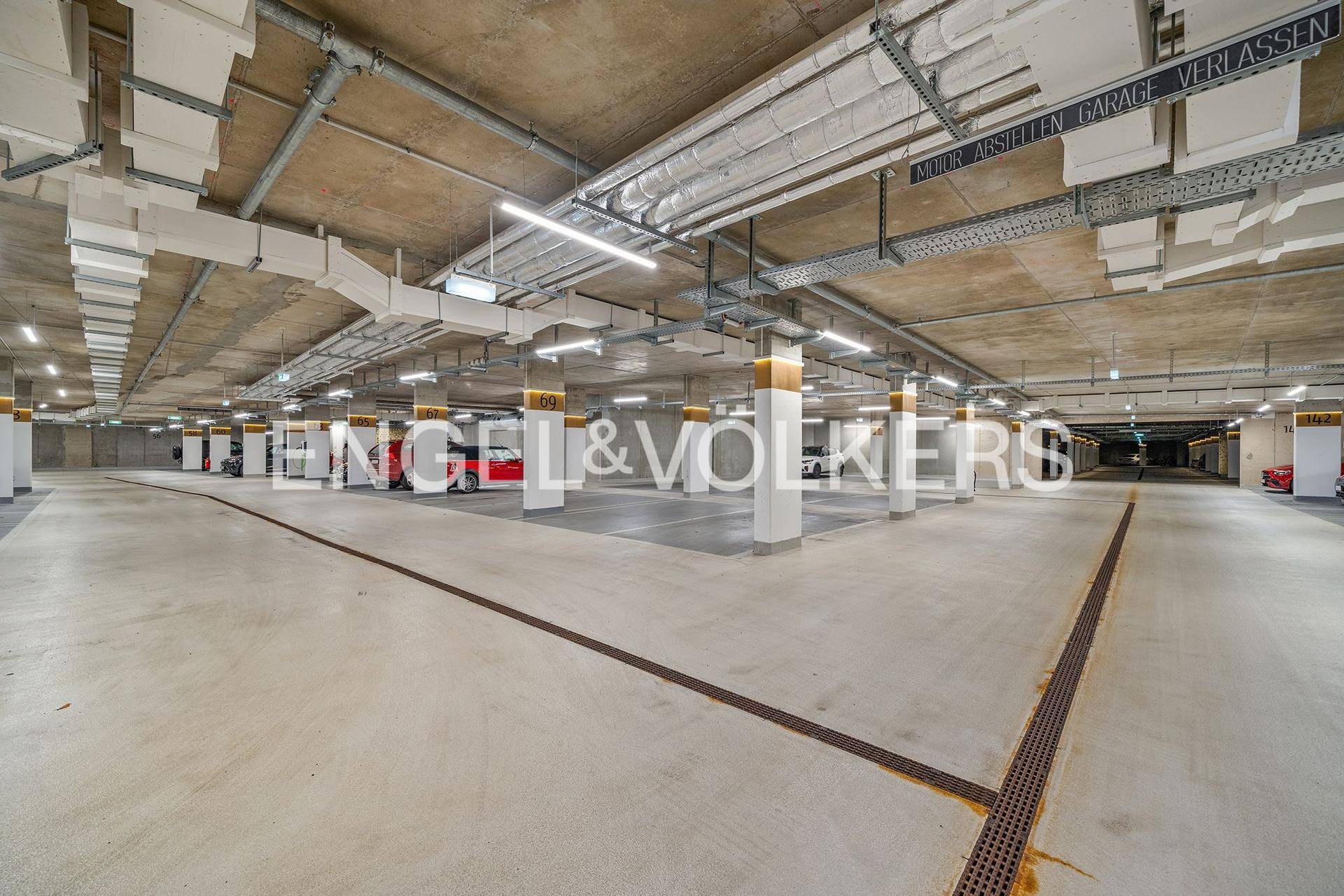 Geräumige Tiefgarage mit vielen Stellplätzen und guter Beleuchtung für Bewohner.