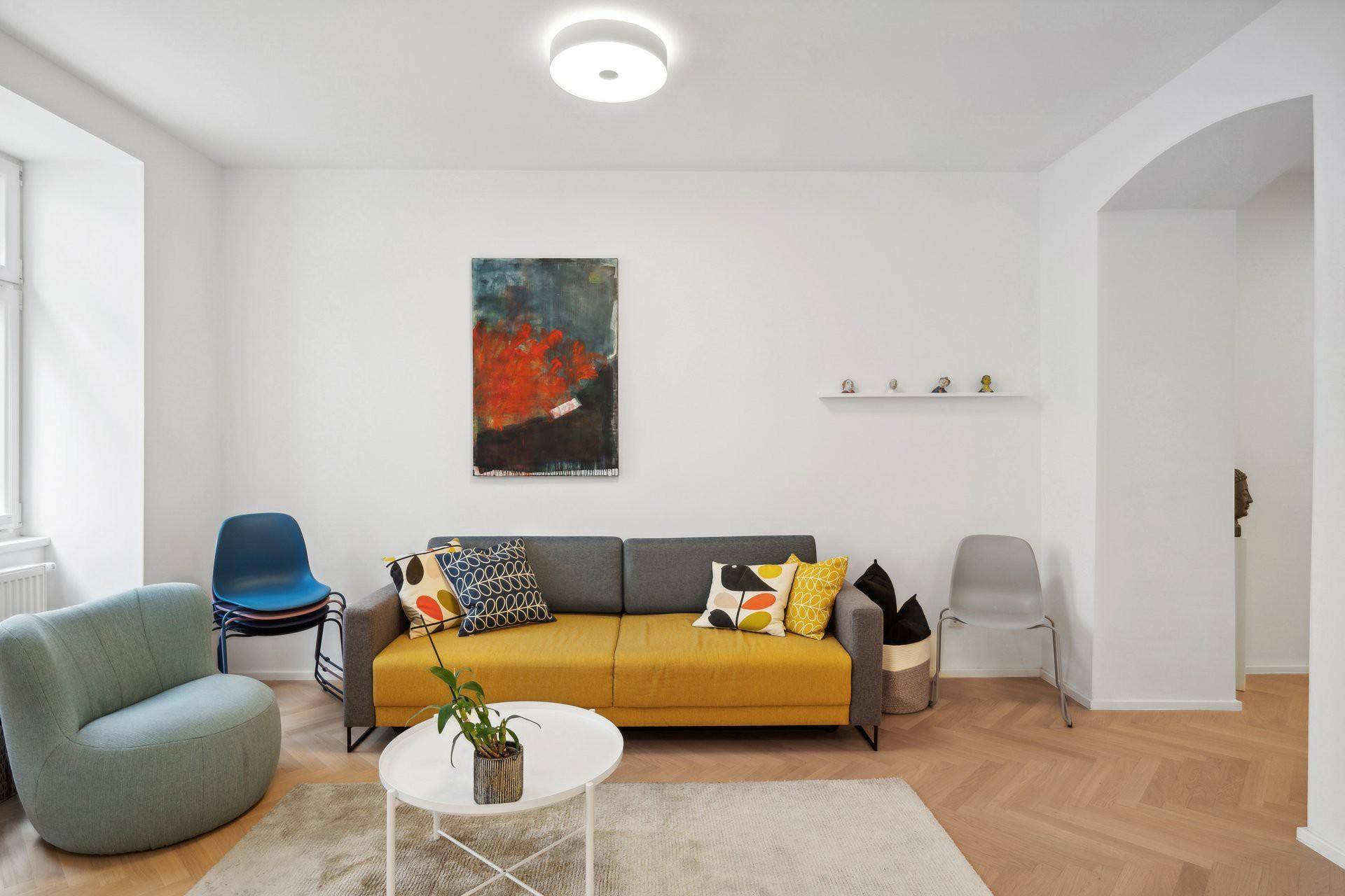 Heller Wohnbereich mit modernem Sofa, Kunstwerk und stilvoller Einrichtung.
