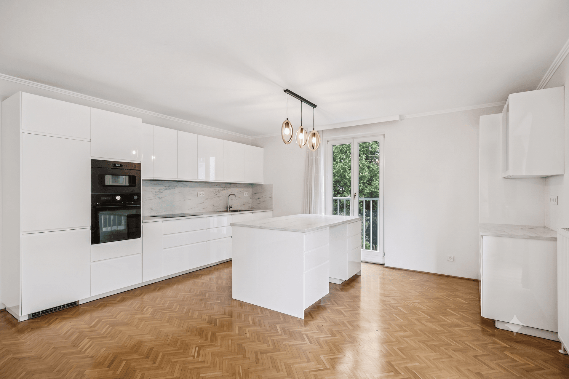 Moderne, helle Einbauküche mit weißen Hochglanzfronten, Kochinsel und Parkettboden.
