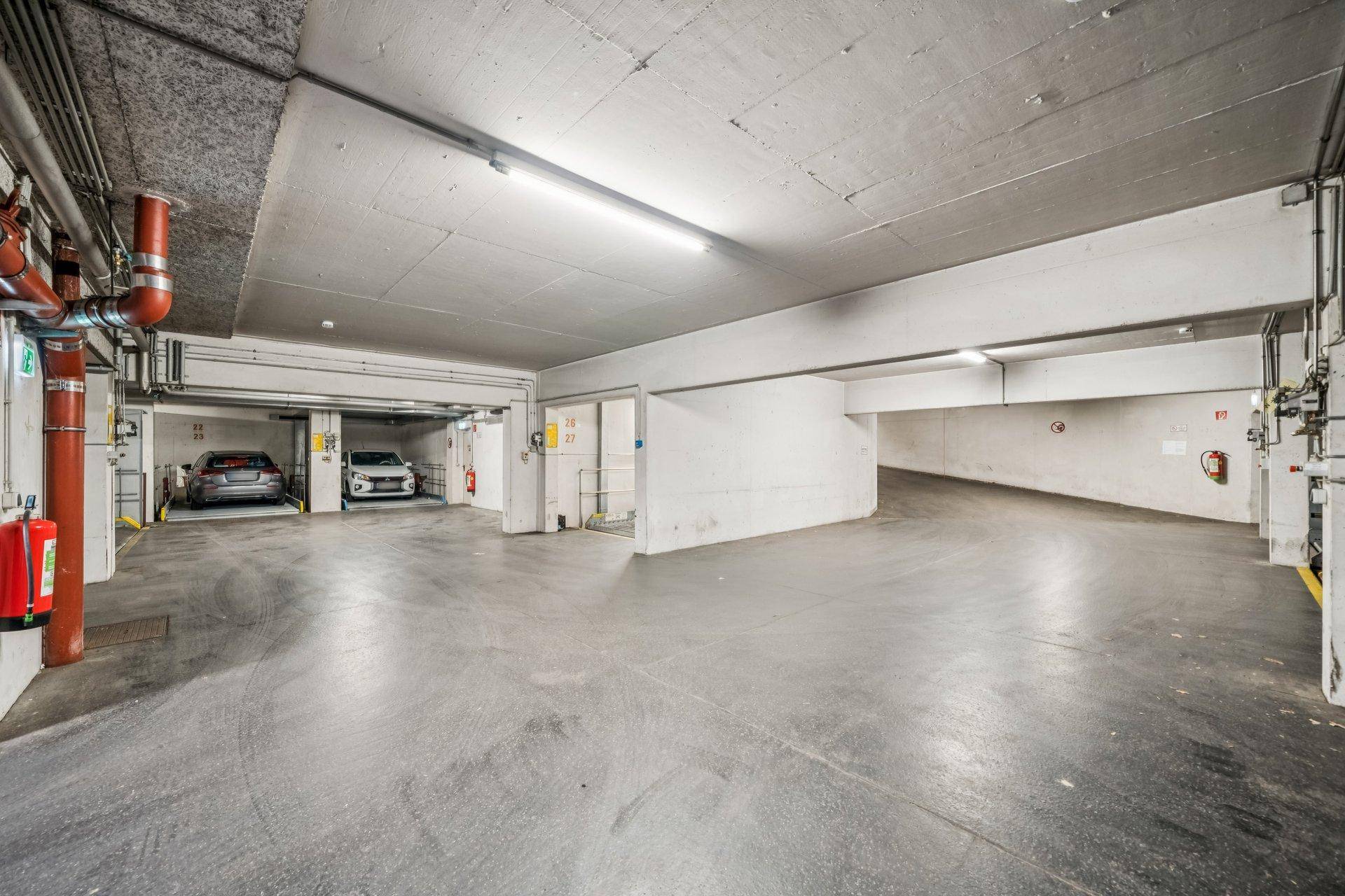 Geräumige Tiefgarage mit mehreren Stellplätzen und guter Beleuchtung.