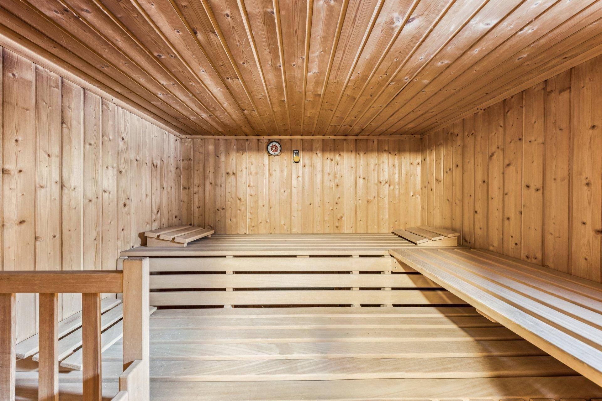 Traditionelle Holzsauna mit mehrstufigen Bänken für Entspannung und Wellness.