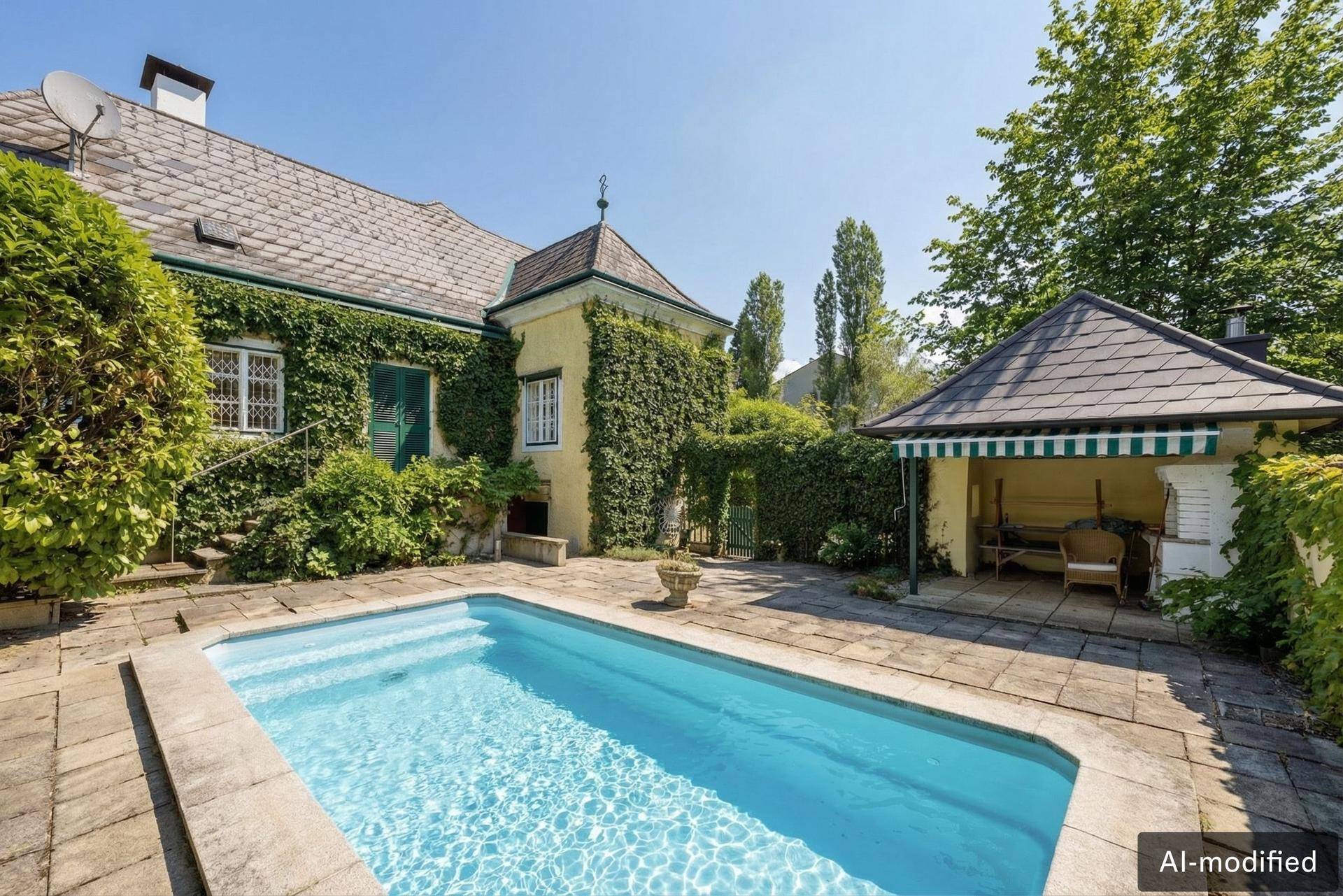 Außenbereich mit Swimmingpool, umgeben von üppigem Grün und einem charmanten Pavillon.