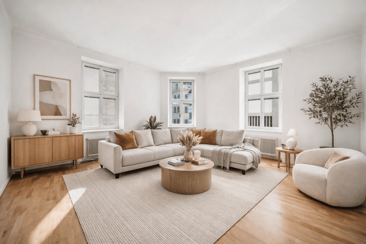 Gemütliches, helles Wohnzimmer mit modernem Sofa, Teppich und stilvoller Dekoration.