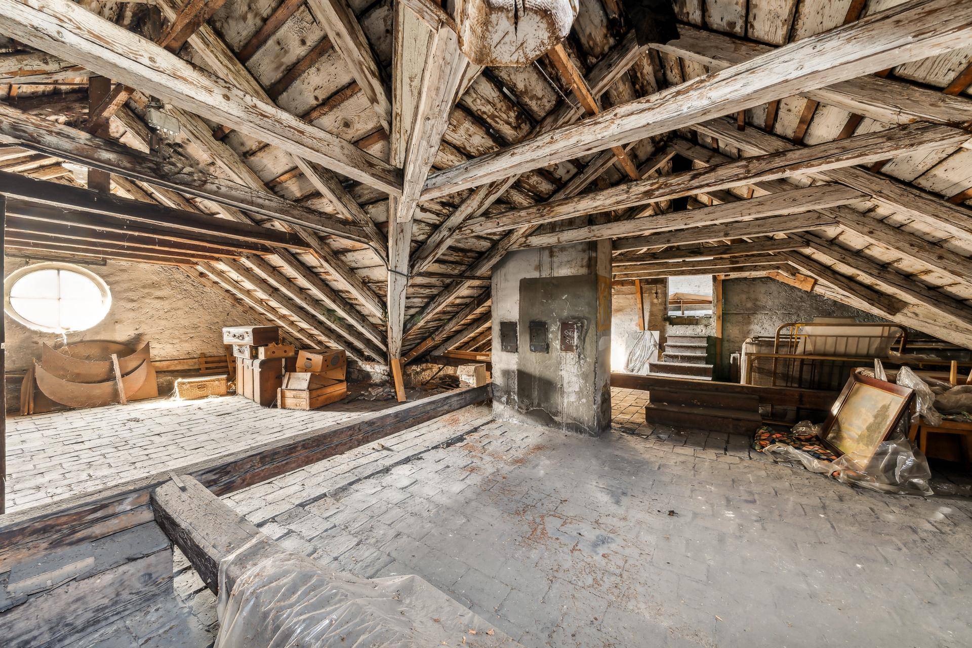 Unausgebauter Dachboden mit sichtbaren Holzbalken und viel Potenzial für Renovierung.