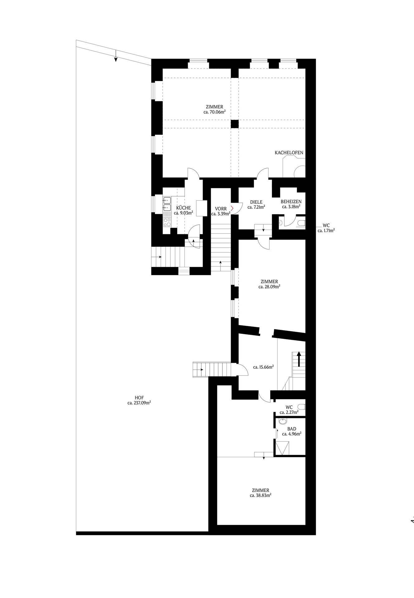 Grundriss des Erdgeschosses mit Küche, Diele, Zimmern, Kachelofen und Hofzugang.