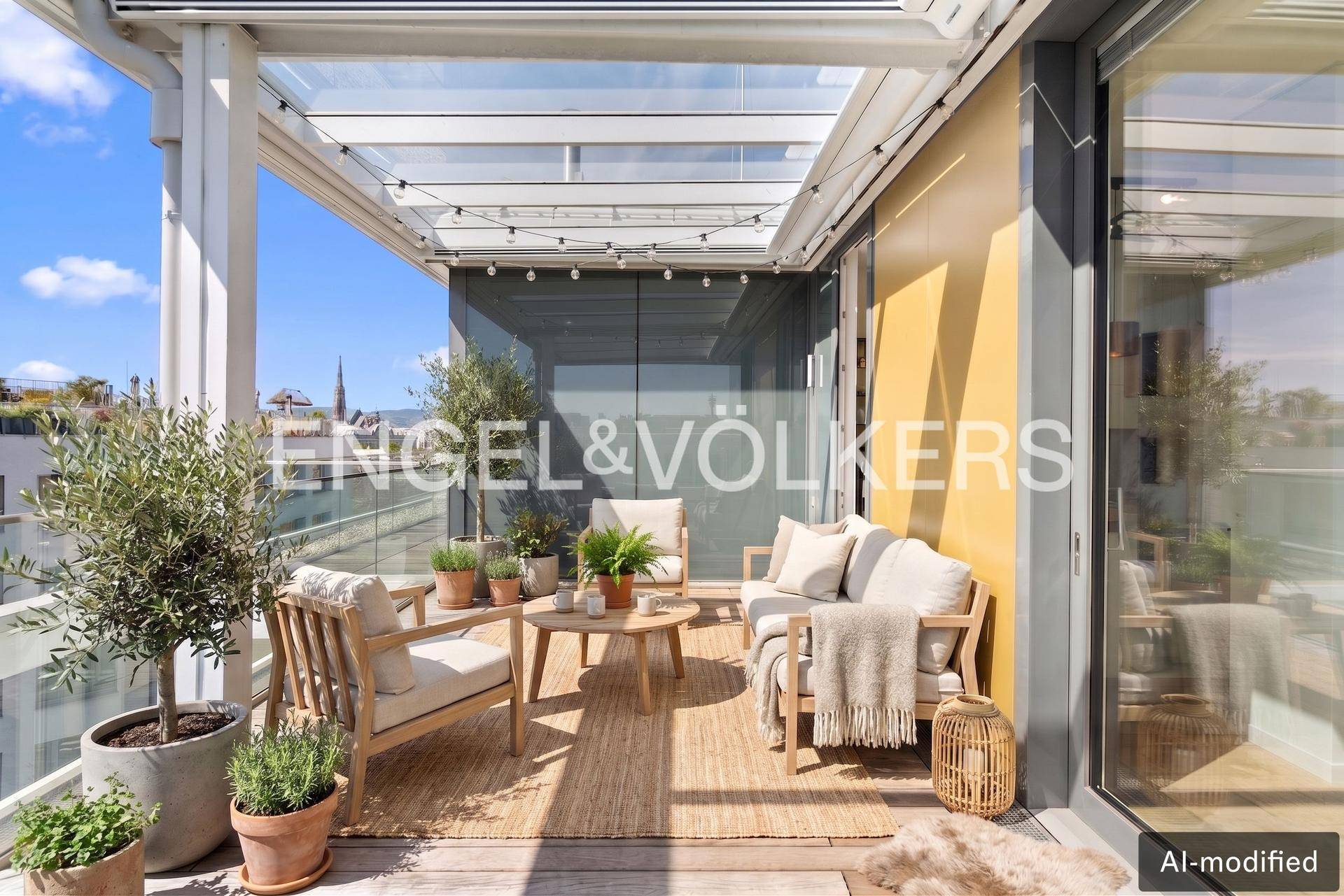 Großzügige, möblierte Terrasse mit Glasdach, Pflanzen und Blick auf die Stadt.
