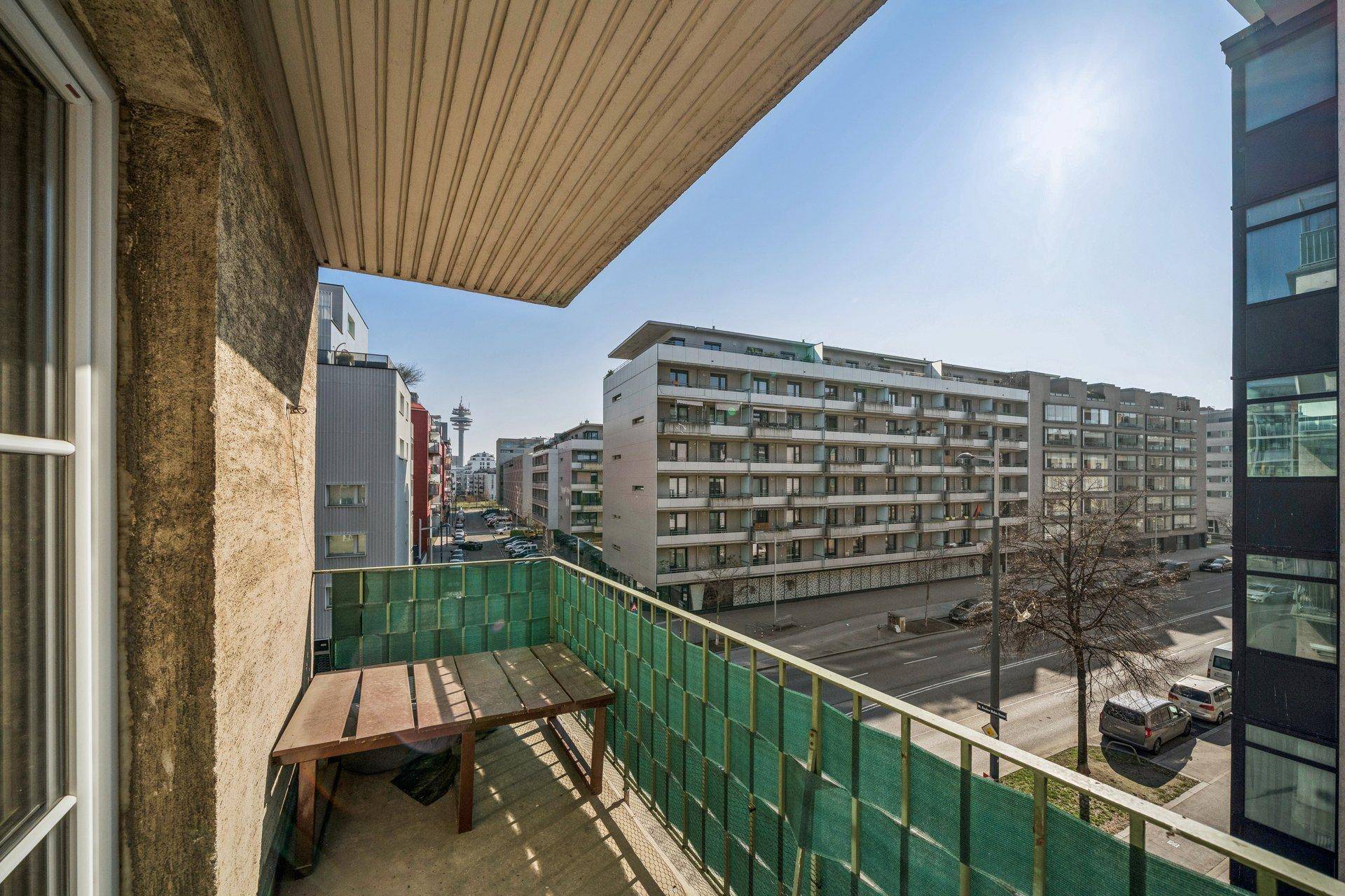 Sonniger Balkon mit Stadtblick und Platz für eine kleine Sitzgelegenheit.