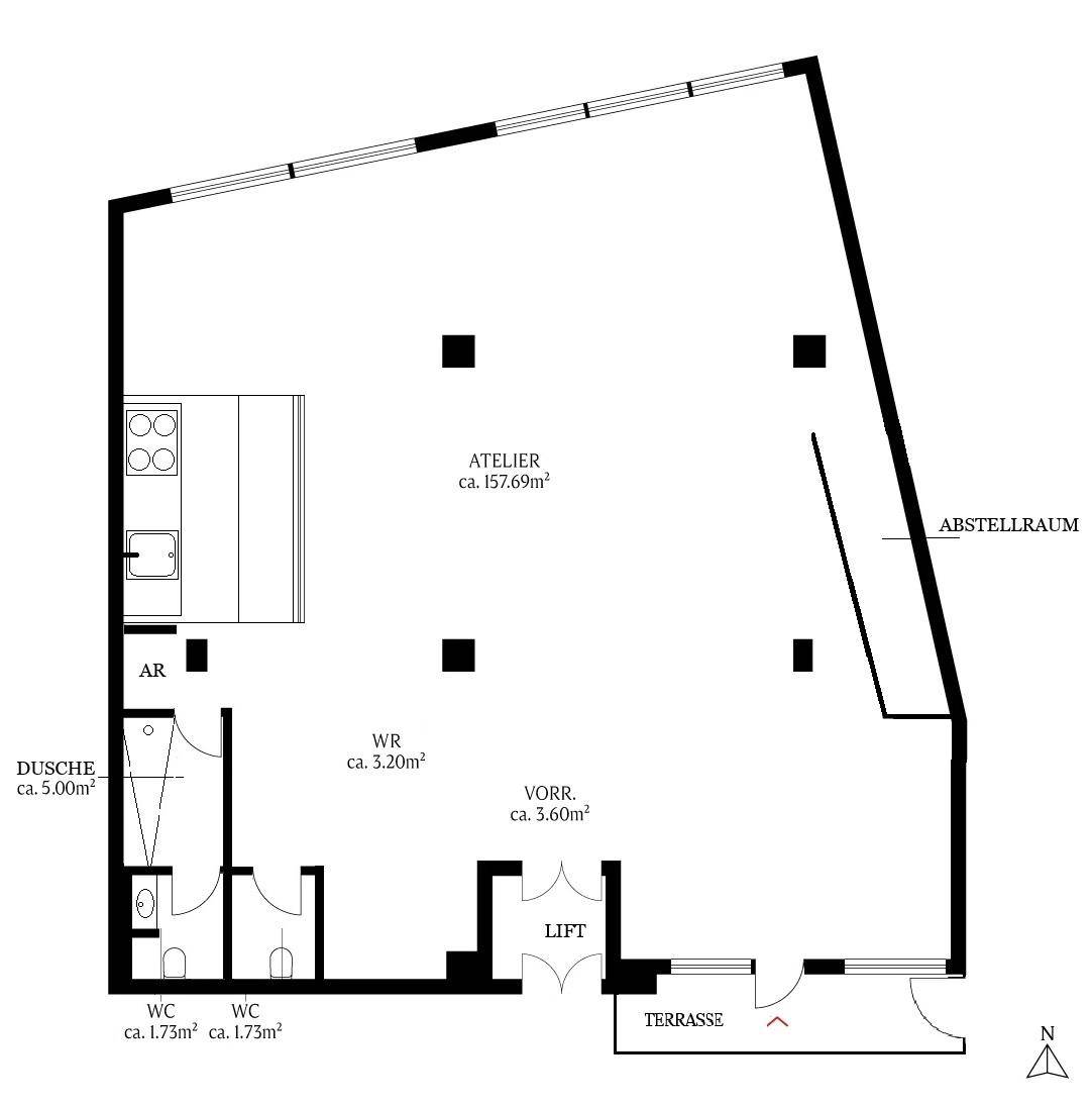 Grundriss eines Ateliers mit Terrasse, Duschbereich, zwei WCs und Abstellraum.