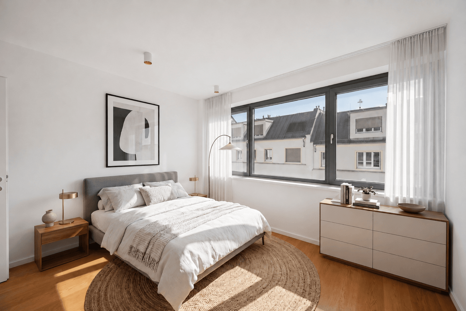 Gemütliches Schlafzimmer mit Doppelbett, Kommode und weitem Blick über die Stadt.