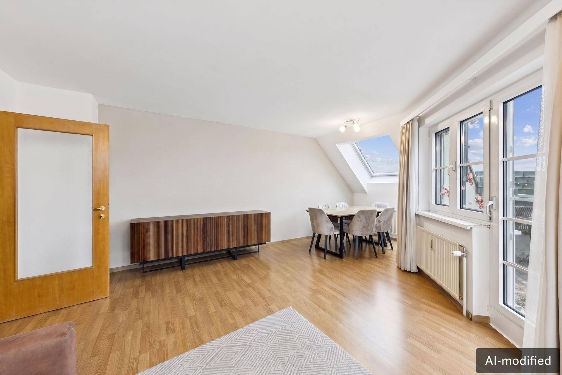 Geräumiger Wohn- und Essbereich mit Holzboden, modernem Sideboard und viel Platz für individuelle Gestaltung.