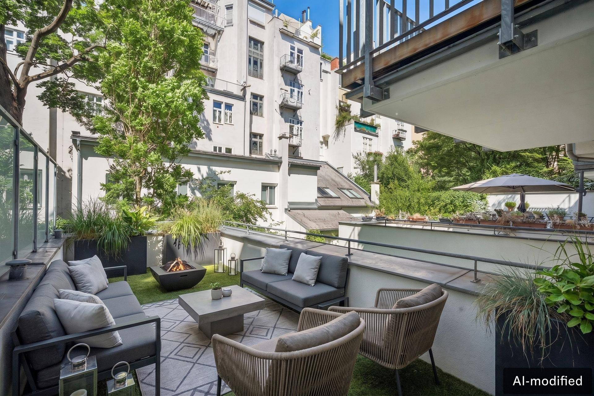 Stilvoll eingerichtete Terrasse mit Kunstrasen, modernen Möbeln und einer Feuerstelle für gemütliche Abende.
