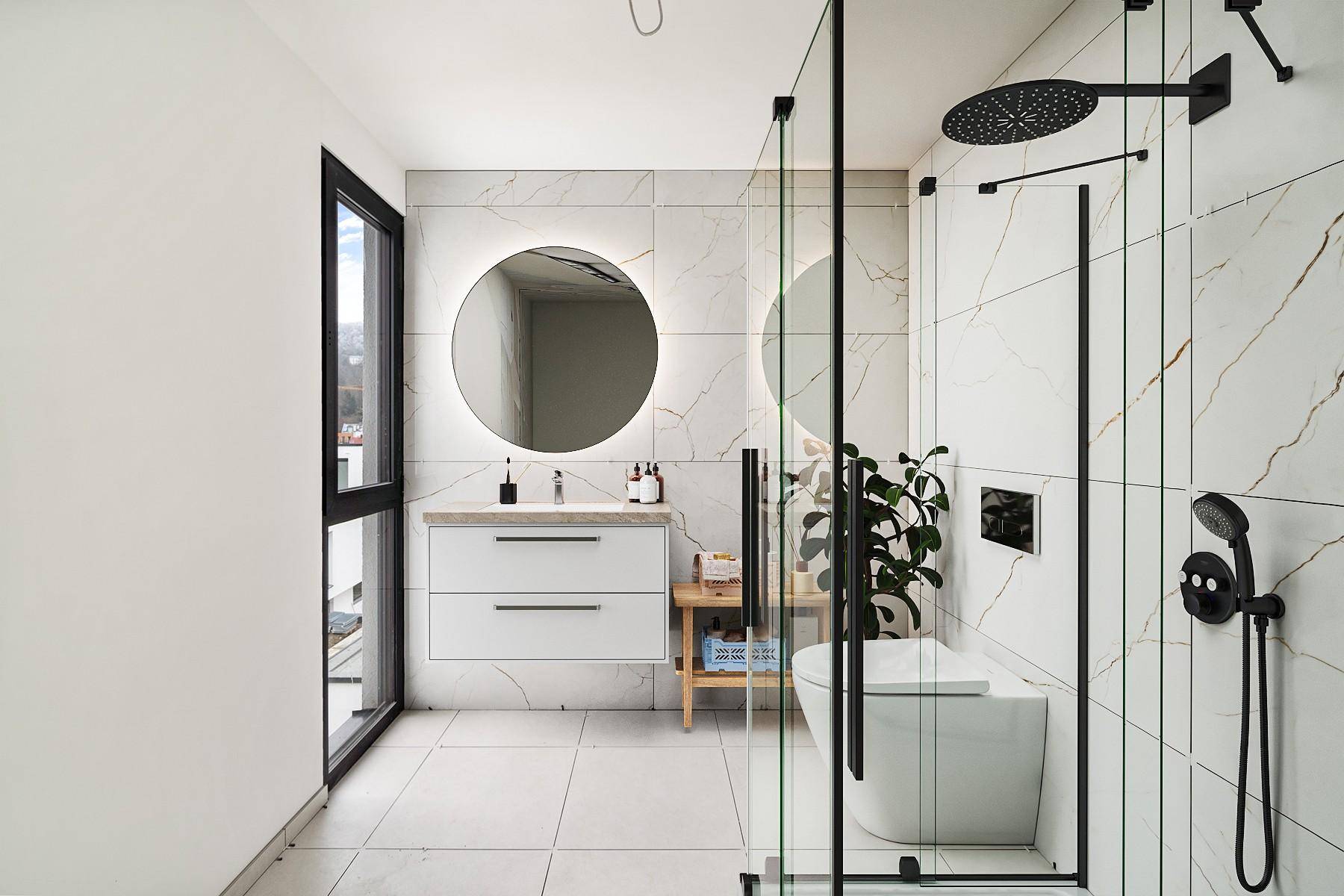 Modernes Badezimmer mit Marmorfliesen, begehbarer Dusche und beleuchtetem Spiegel.