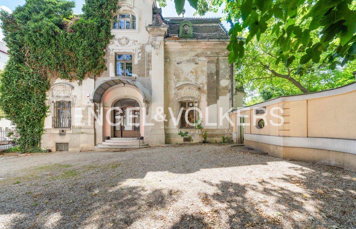 Historische Villa mit charmantem Eingangsbereich und üppigem Efeu an der Fassade.