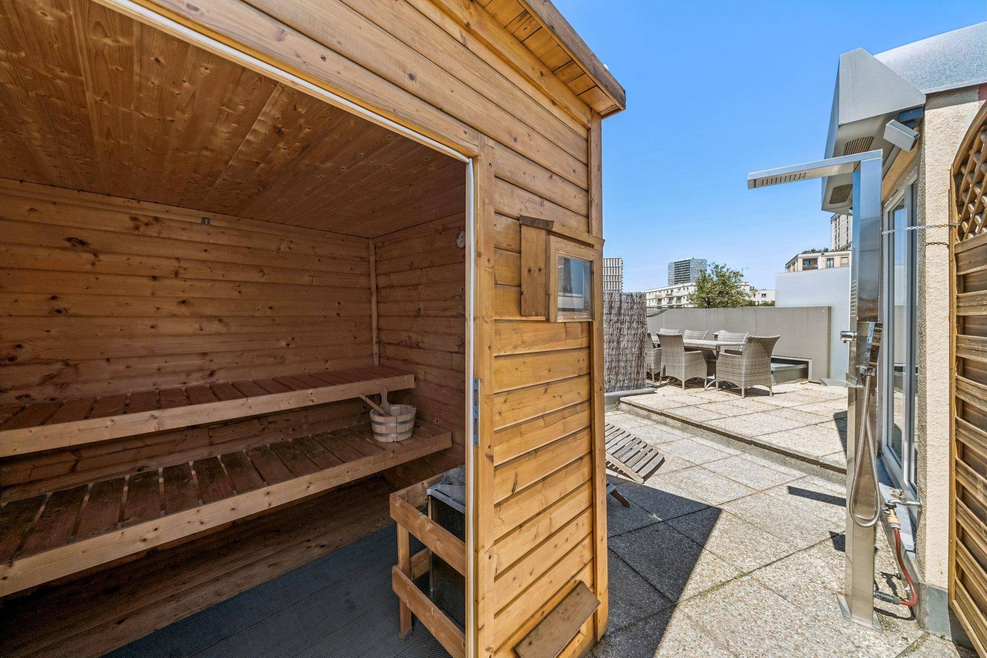 Zugang zur Saunakabine auf der Dachterrasse mit Blick auf den Essbereich.
