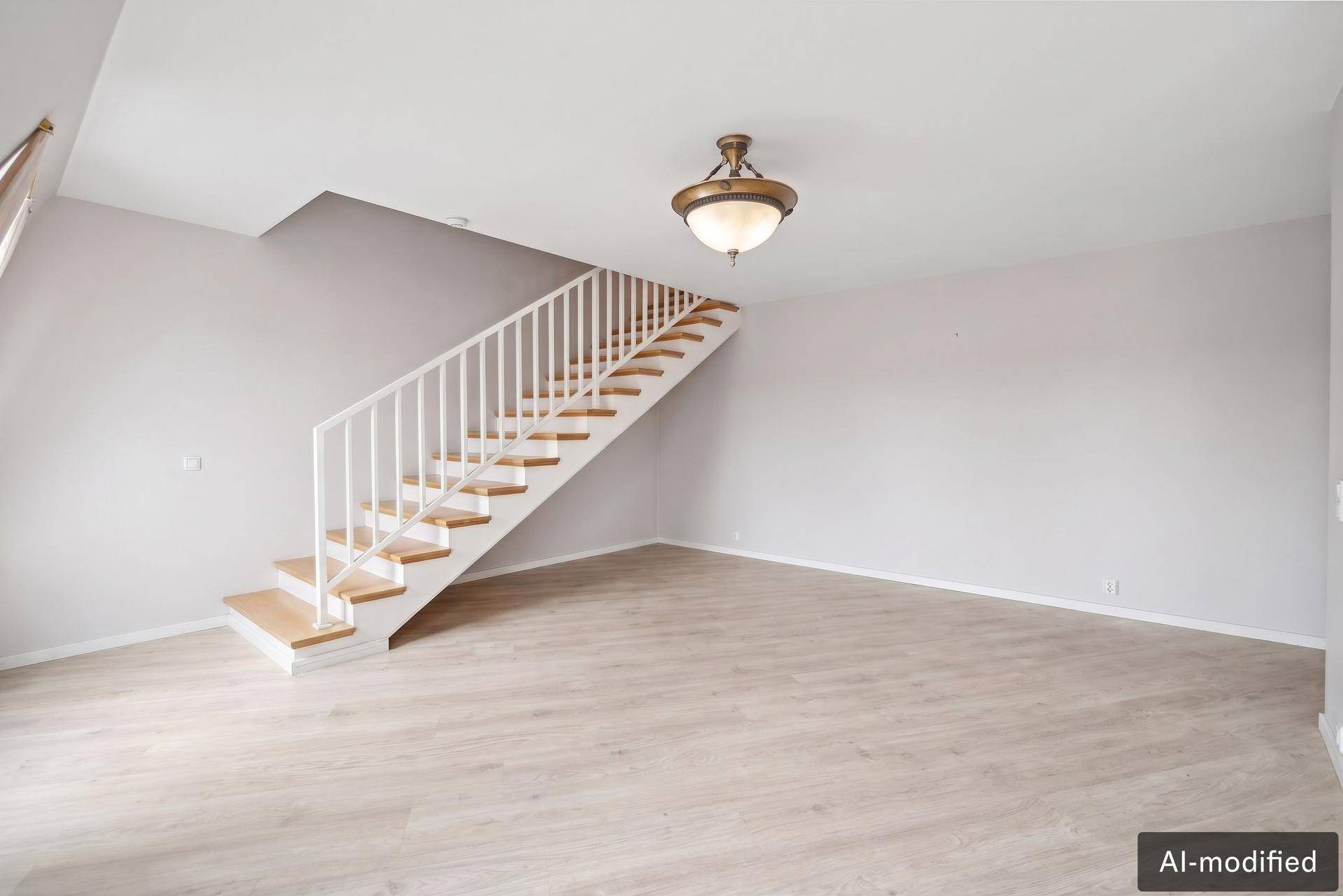 Heller Wohnbereich mit Holztreppe und Parkettboden.