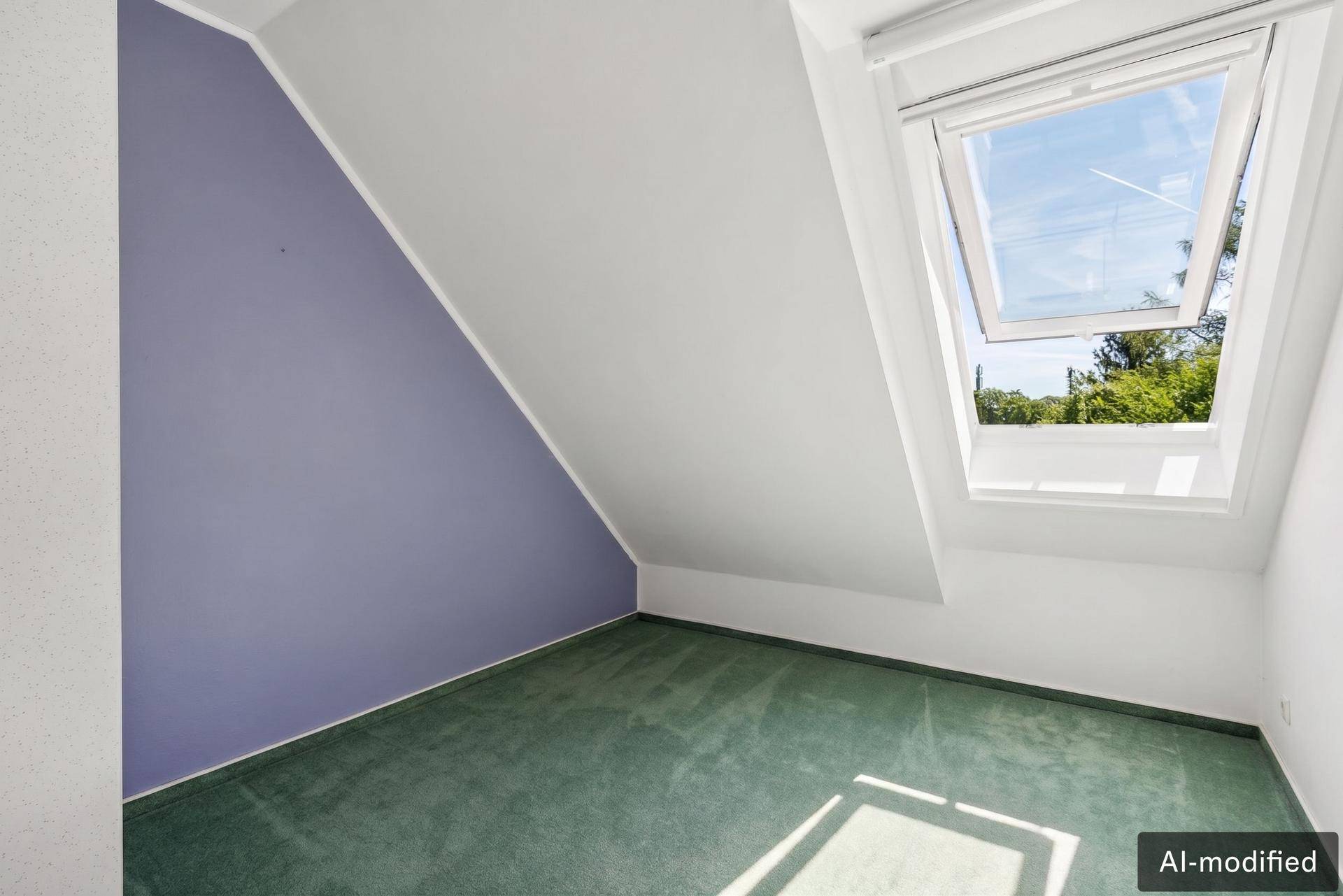 Schlafzimmer mit Dachschräge, Dachfenster und grünem Teppichboden.