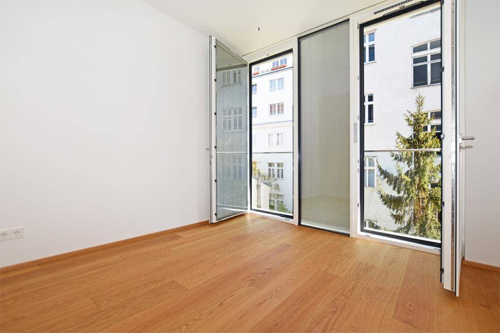 Schlafzimmer mit Panorama-Fenster