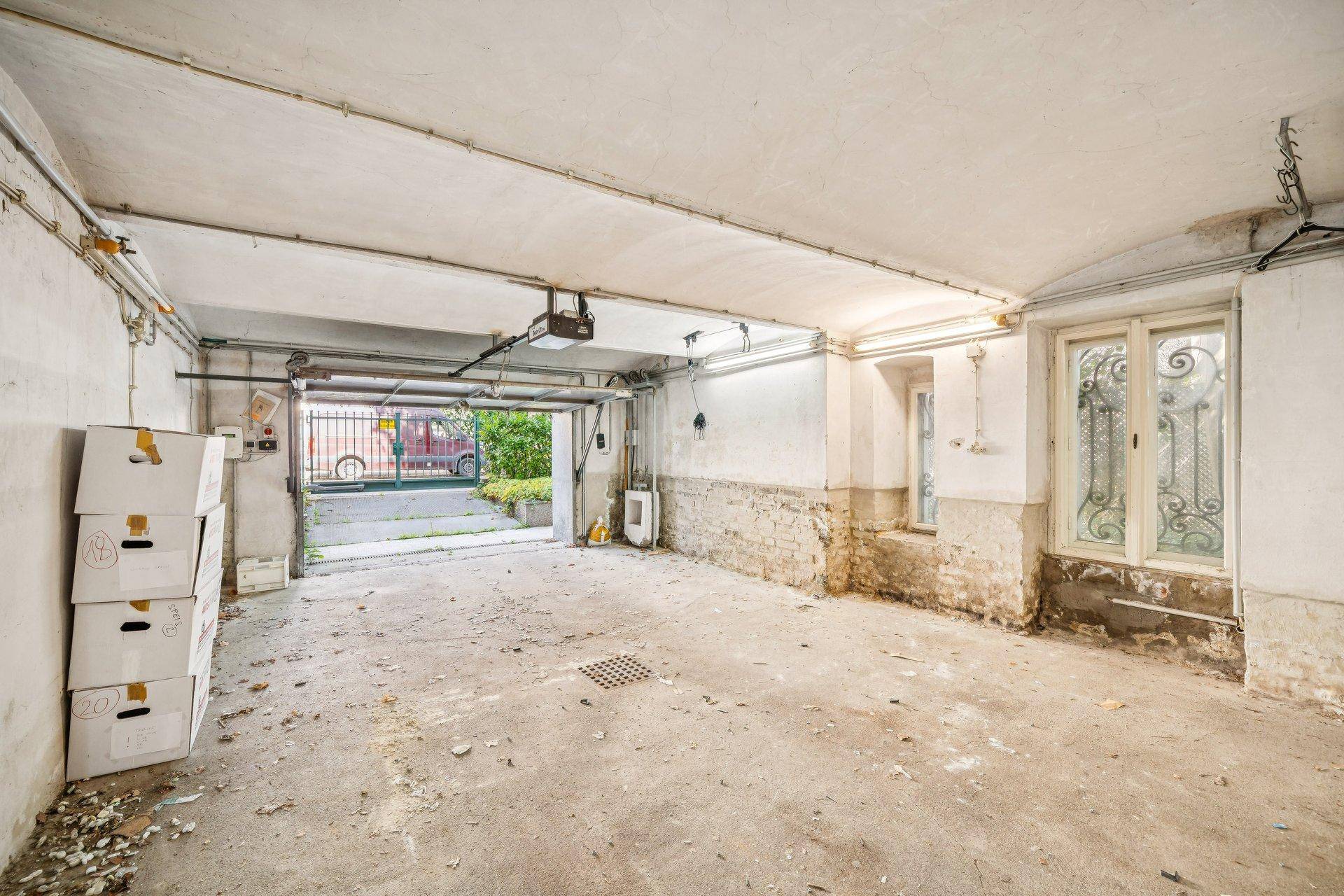 Geräumige Garage mit Betonboden und direktem Zugang zur Straße.
