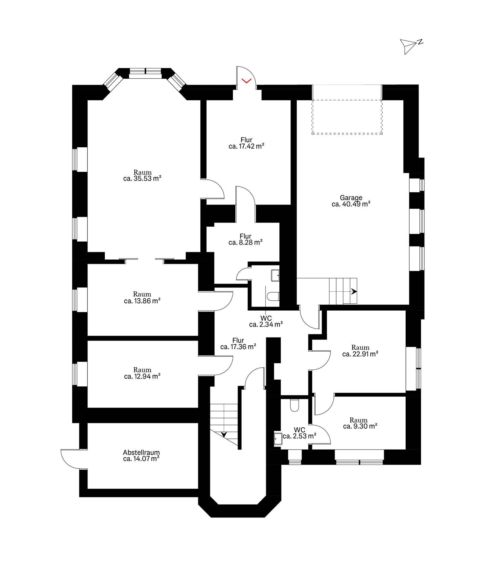 Grundriss des Erdgeschosses mit mehreren Räumen, WC und Garage.