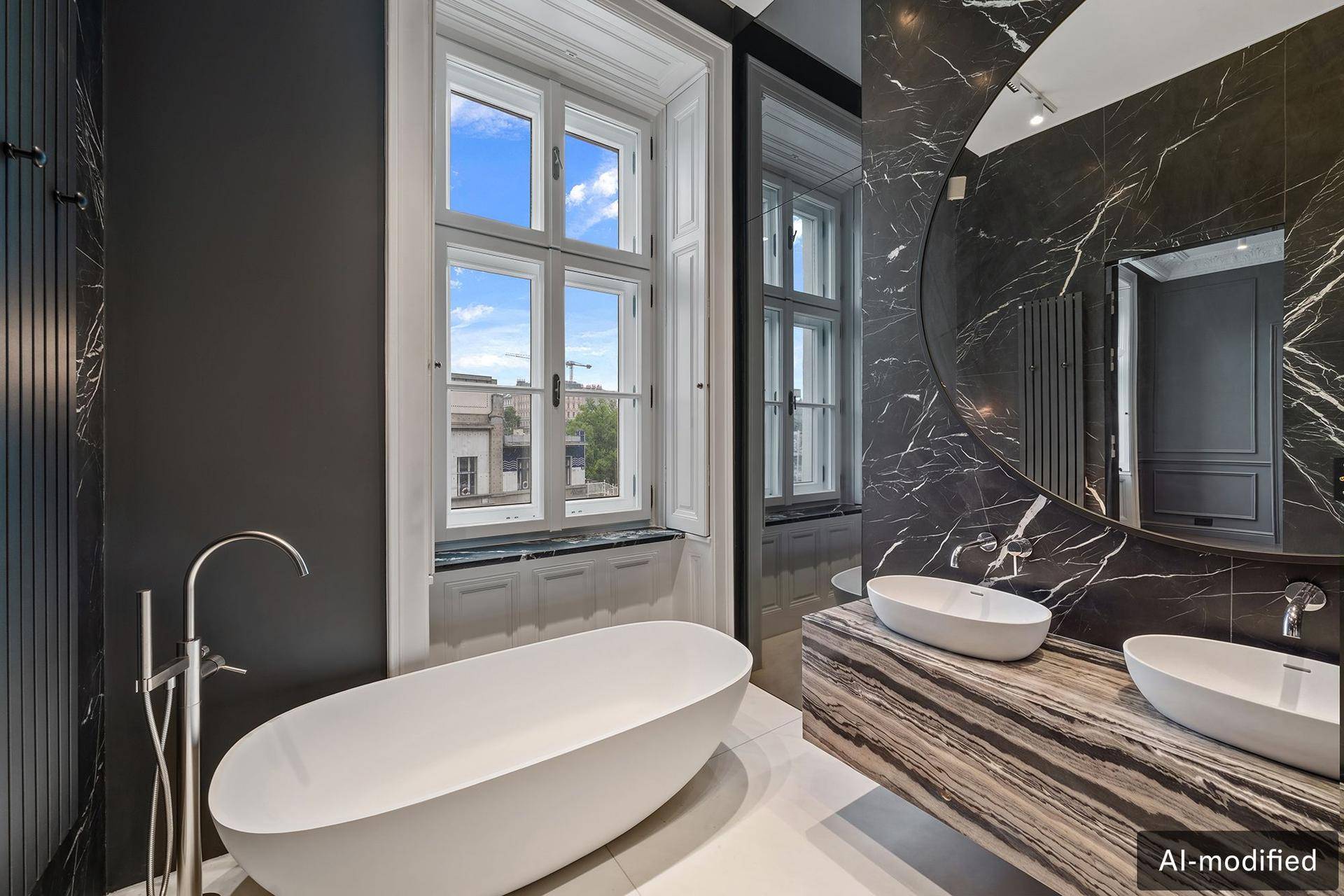 Luxuriöses Badezimmer mit freistehender Badewanne, Doppelwaschbecken und edlen Marmoroberflächen.