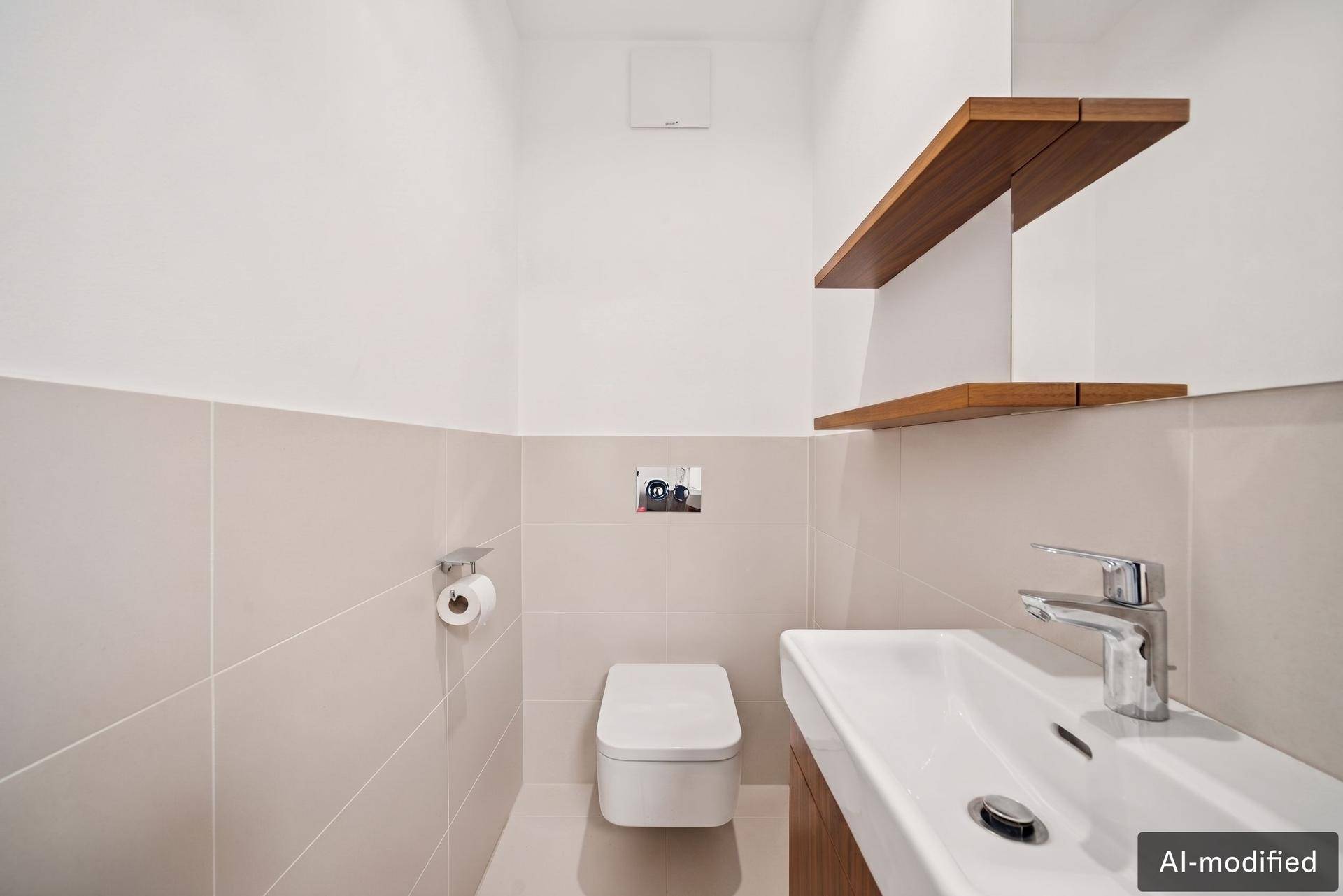 Modernes Gäste-WC mit wandhängender Toilette, Waschbecken und Holzregalen.