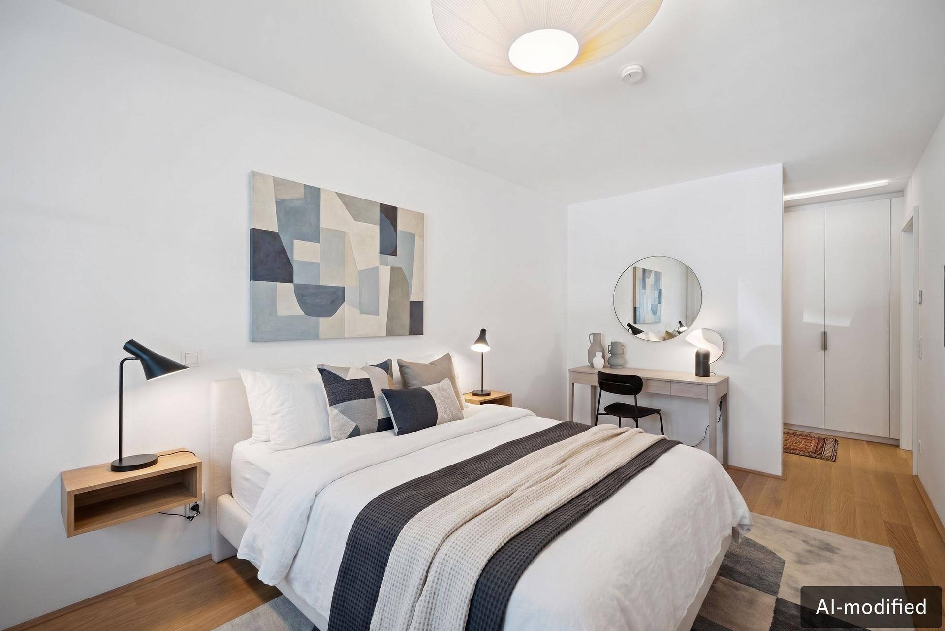 Modern eingerichtetes Schlafzimmer mit Holzboden, großem Bett und stilvoller Dekoration.