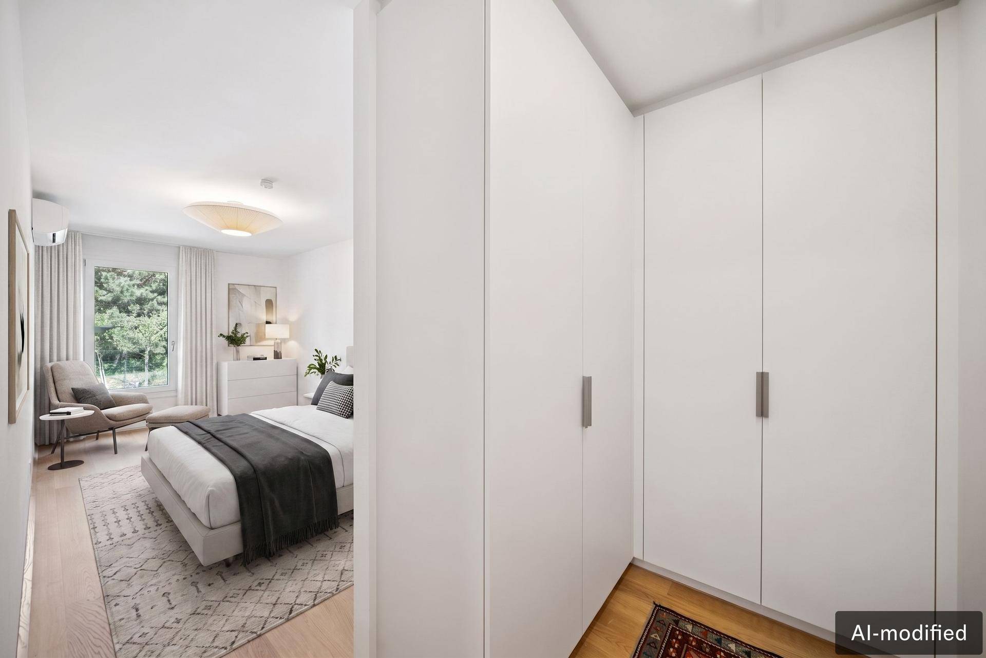 Helles Schlafzimmer mit Holzboden, großem Bett und Zugang zum Garten oder Balkon.