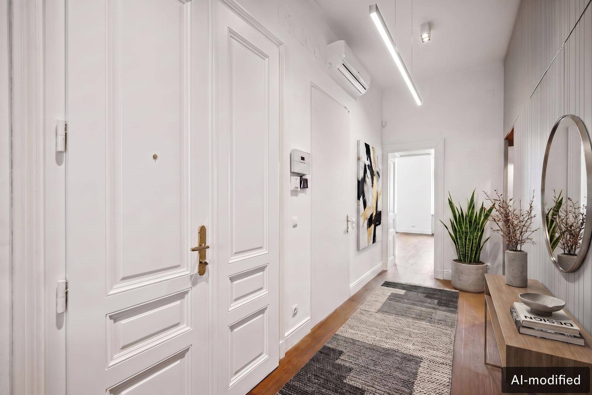 Heller Eingangsbereich mit weißen Türen, Holzfußboden und moderner Dekoration.