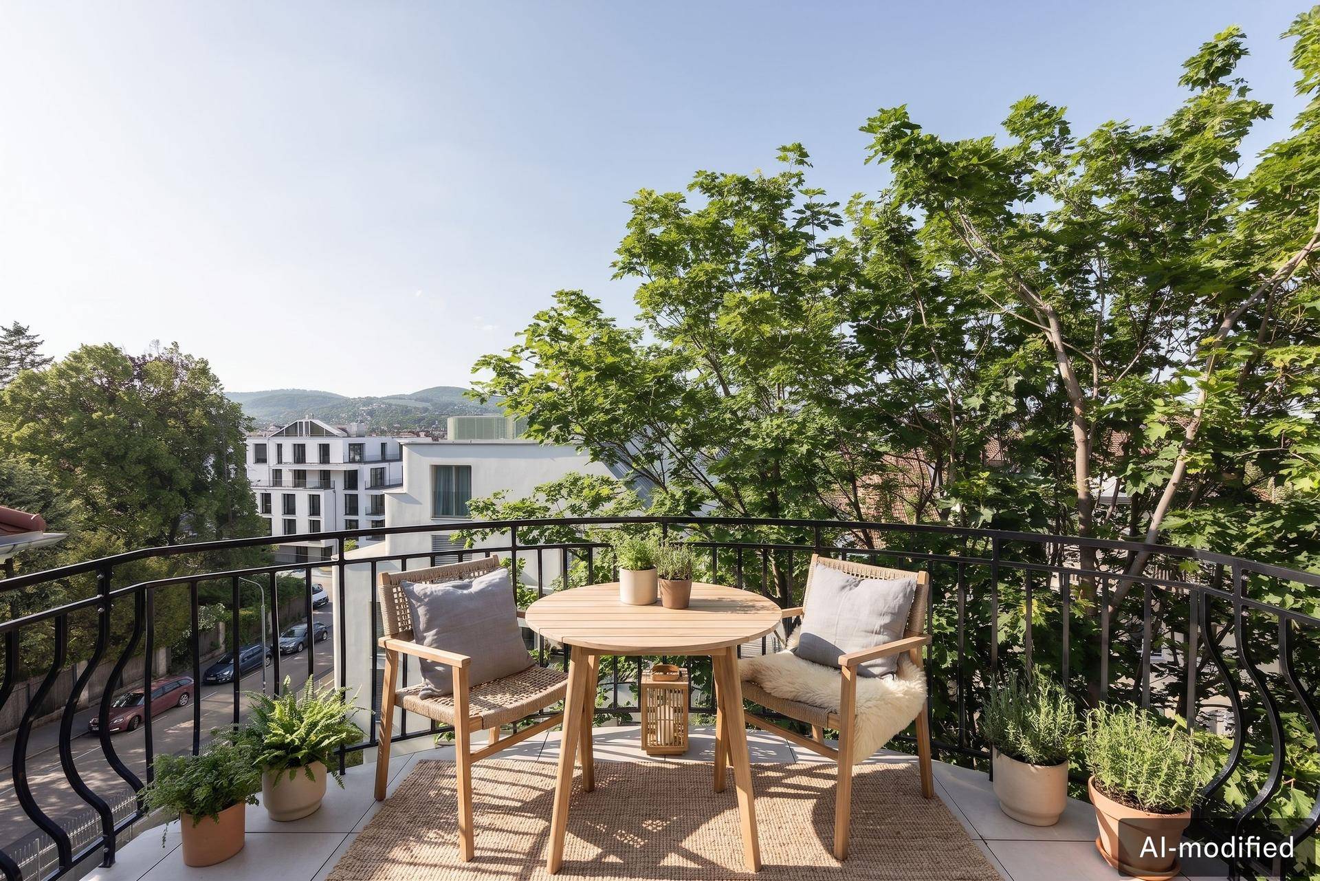 Gemütlicher Balkon mit Holztisch, Stühlen und Blick auf die Stadt und grüne Bäume.