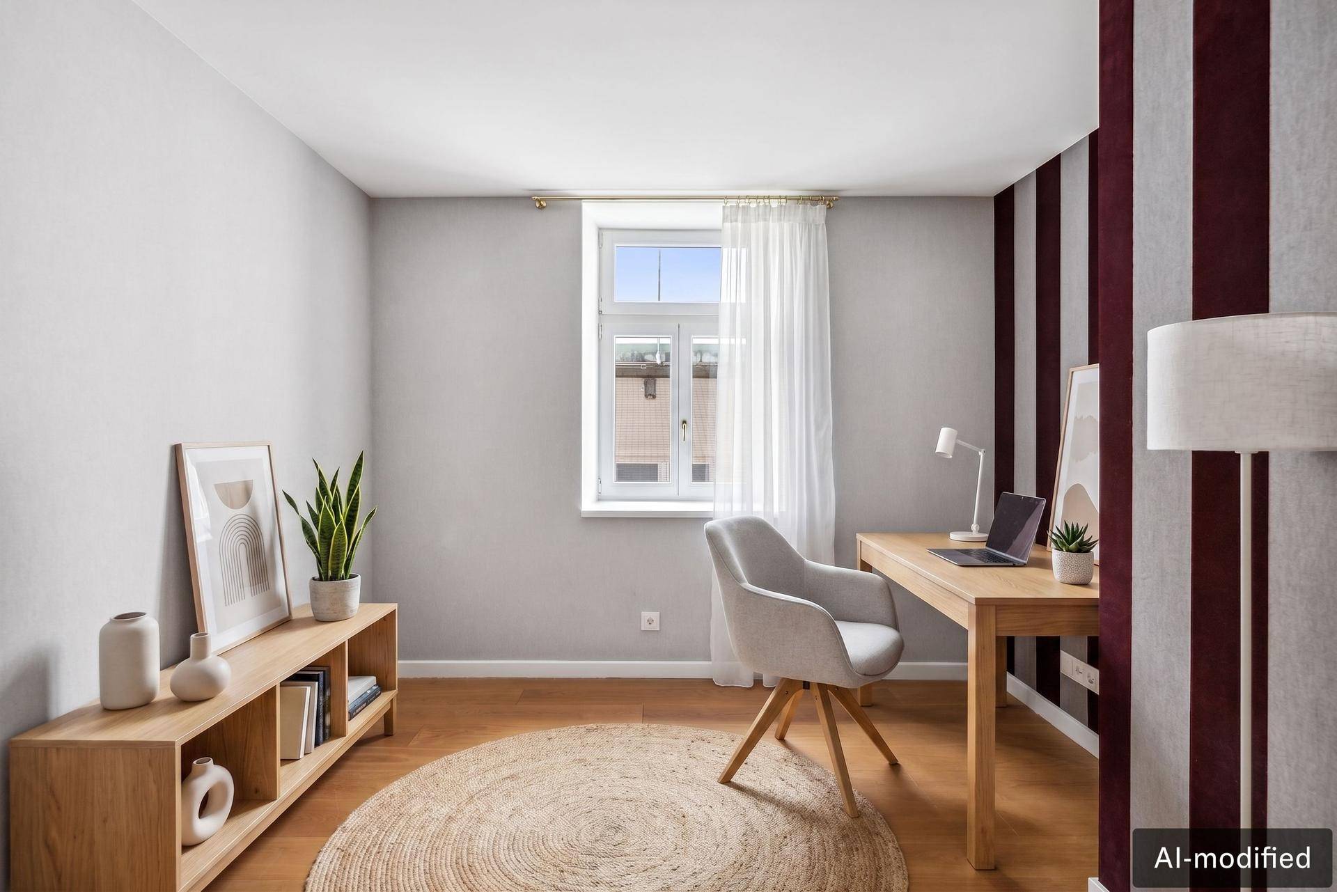 Ruhiges Arbeitszimmer mit Holzboden, großem Fenster und moderner Einrichtung.