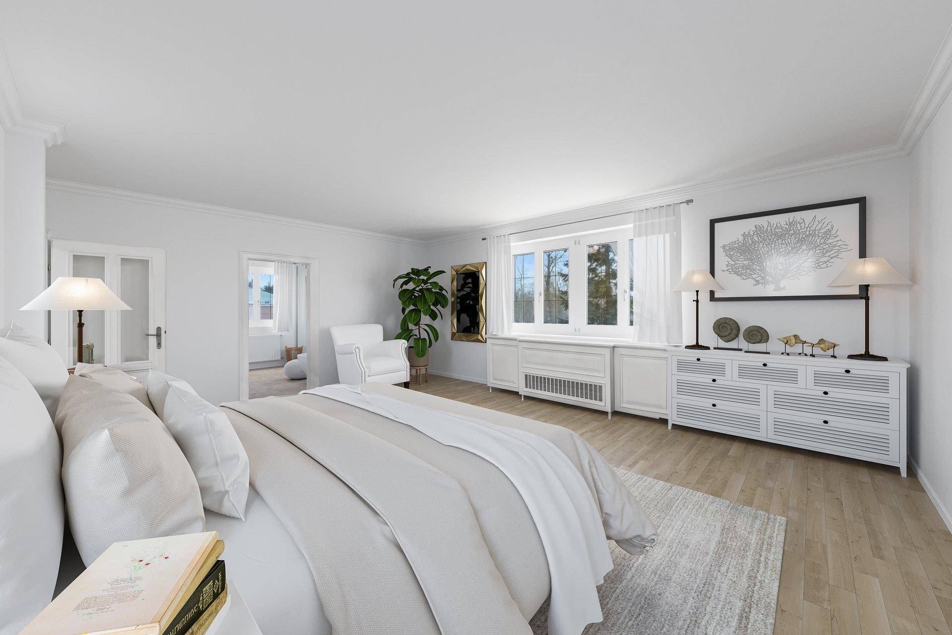 Helles Schlafzimmer mit hellem Holzboden, großem Bett und weißer Einrichtung, mit Blick ins Grüne.