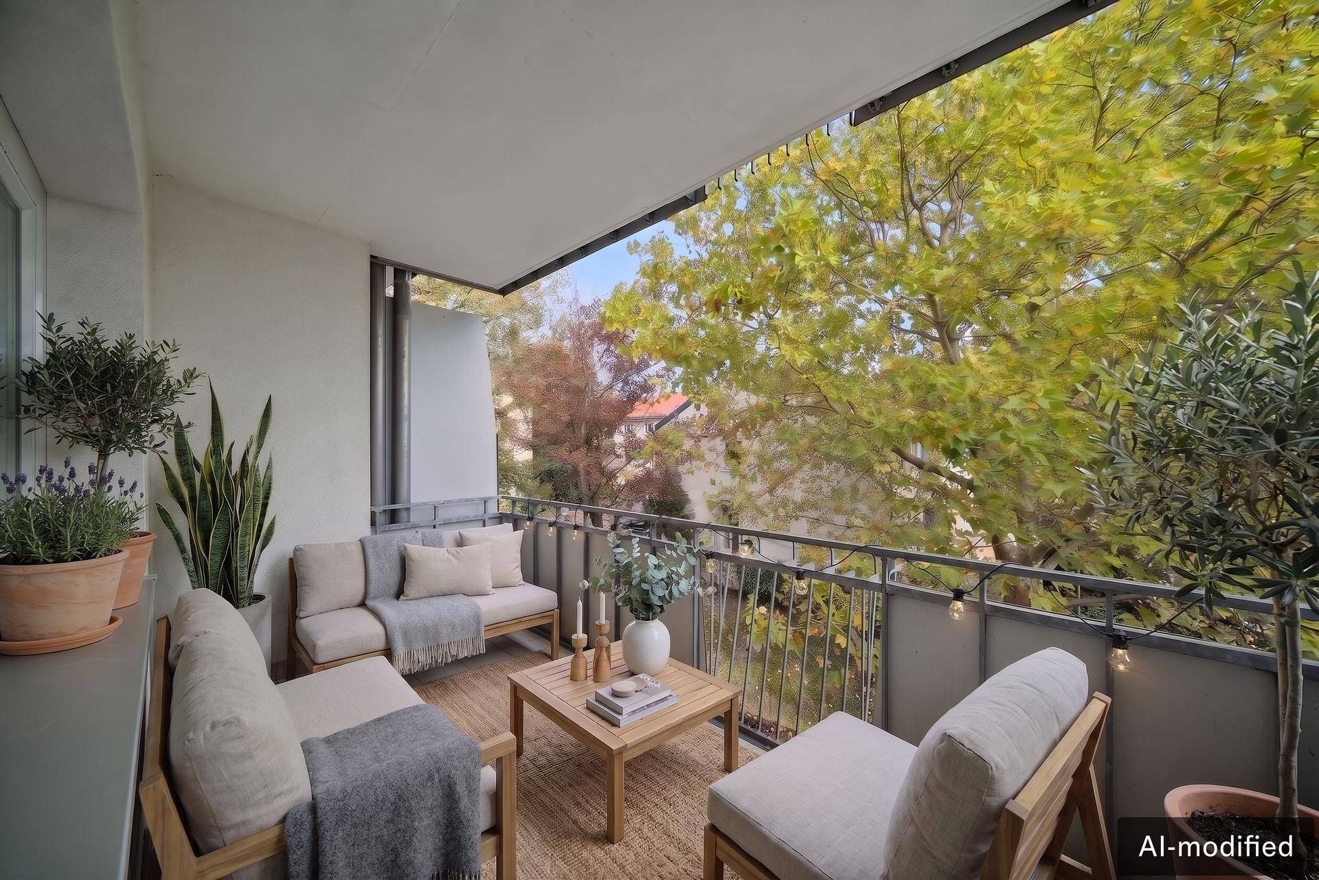 Möblierter Balkon mit Sitzgelegenheiten und Blick ins Grüne, ideal zum Entspannen.