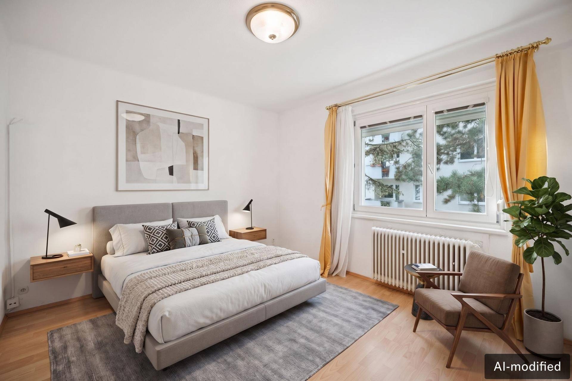 Modern eingerichtetes Schlafzimmer mit großem Bett, Nachttischen und Fenster.