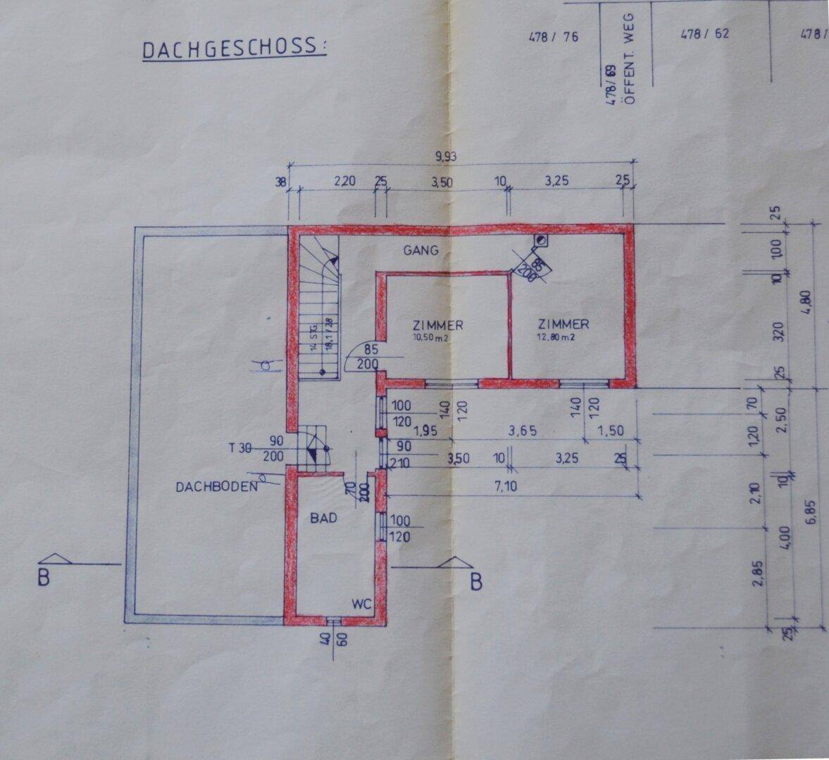 Grundriss des Dachgeschosses mit zwei Zimmern, Bad, separatem WC und einem praktischen Dachbodenbereich.
