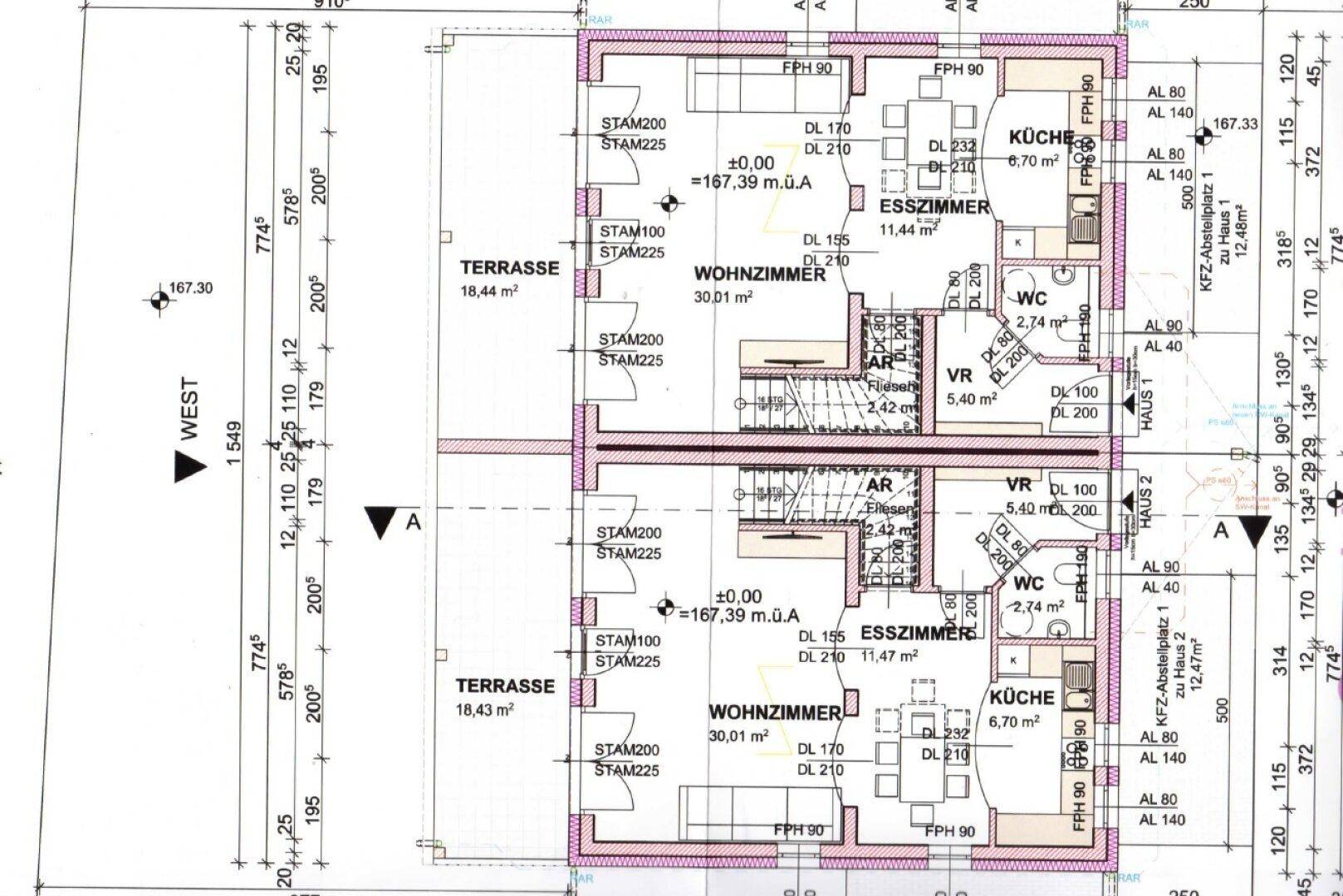 Grundriss des Erdgeschosses mit Wohnzimmer, Esszimmer, Küche, WC und Terrasse für zwei Wohneinheiten.