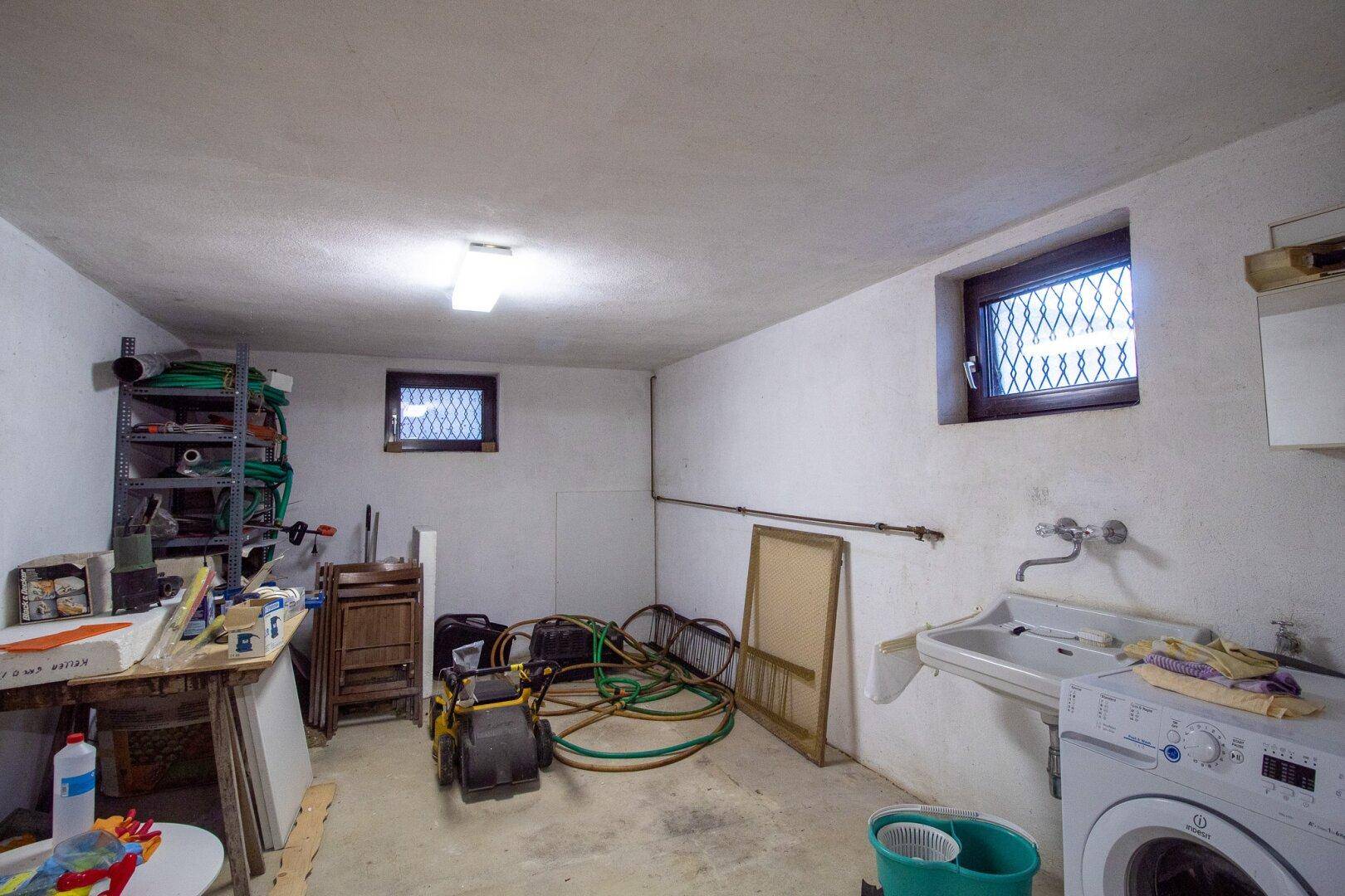 Werkstatt und Waschraum im Keller