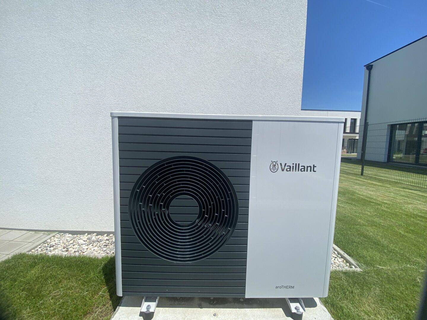 Moderne Vaillant Wärmepumpe an der Außenseite des Gebäudes für effiziente Heizung.