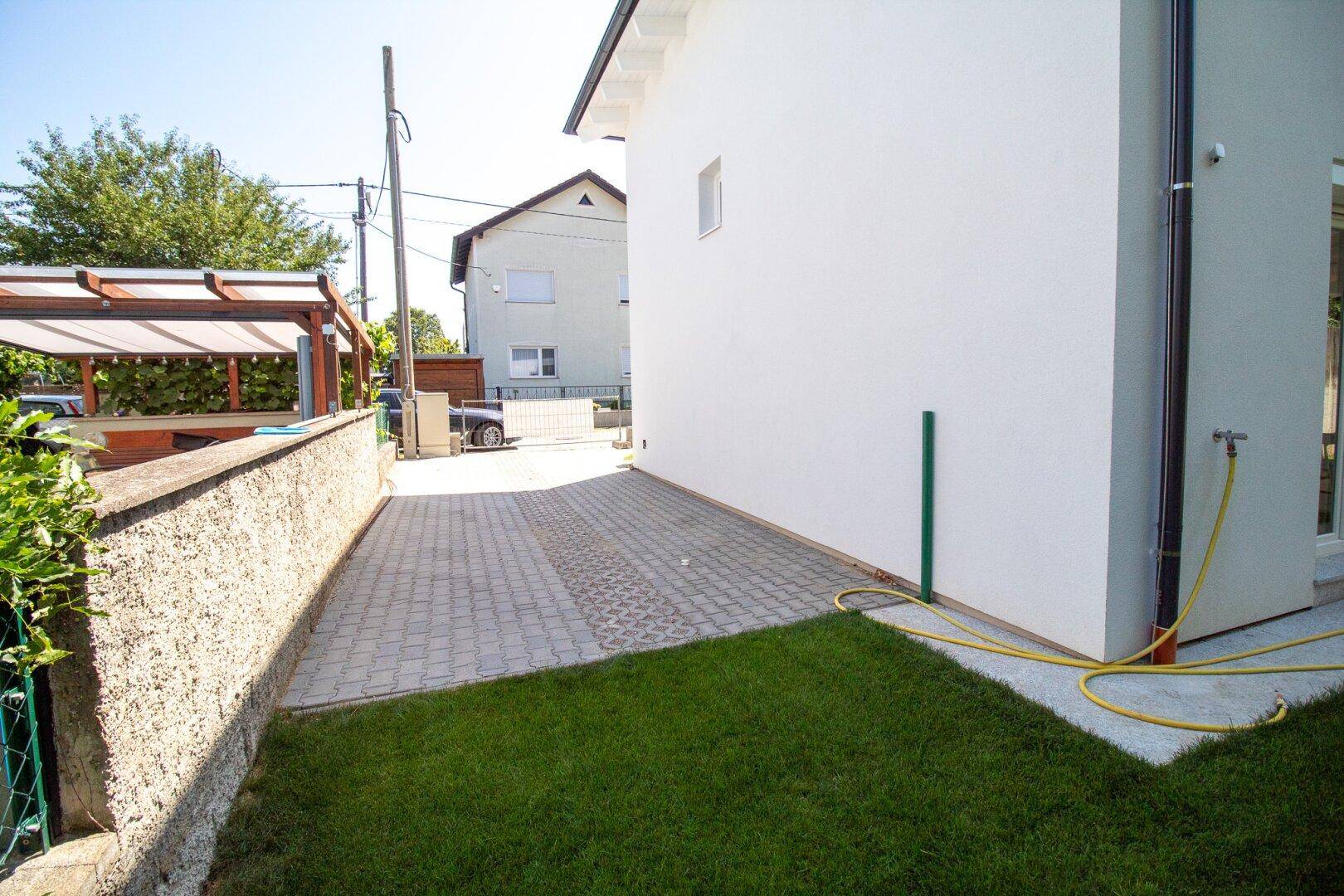 Blick vom Garten zu den Parkplätzen