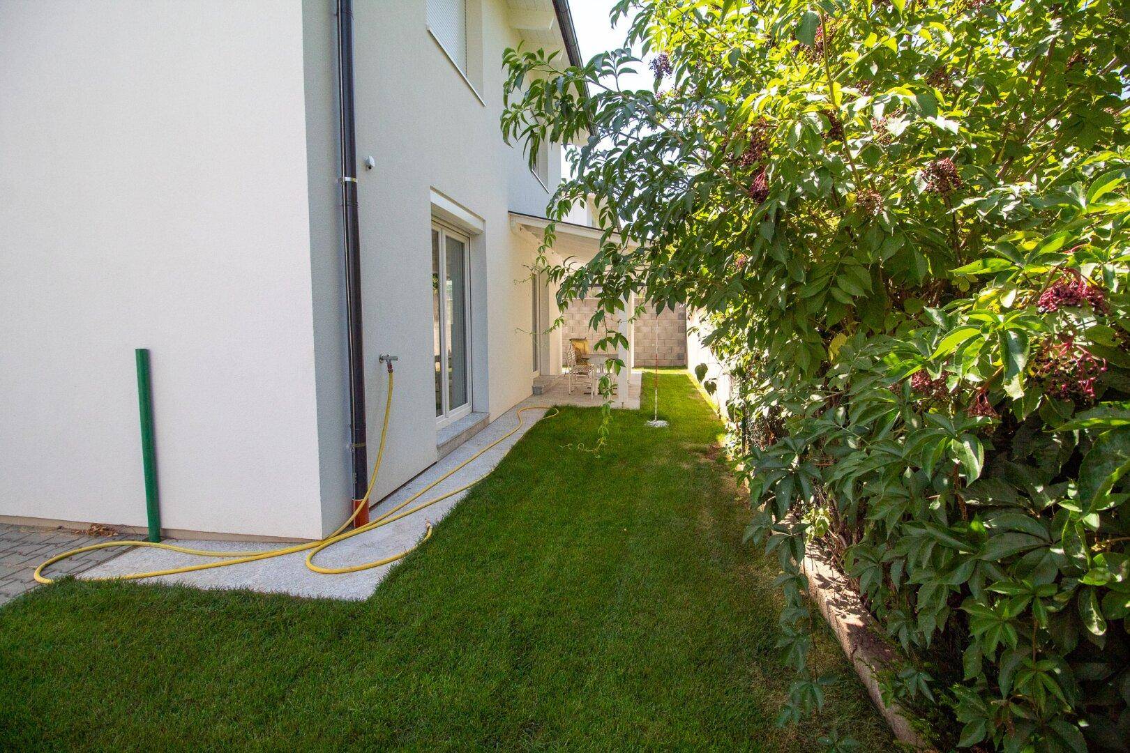 Blick vom Garten zur Terrasse