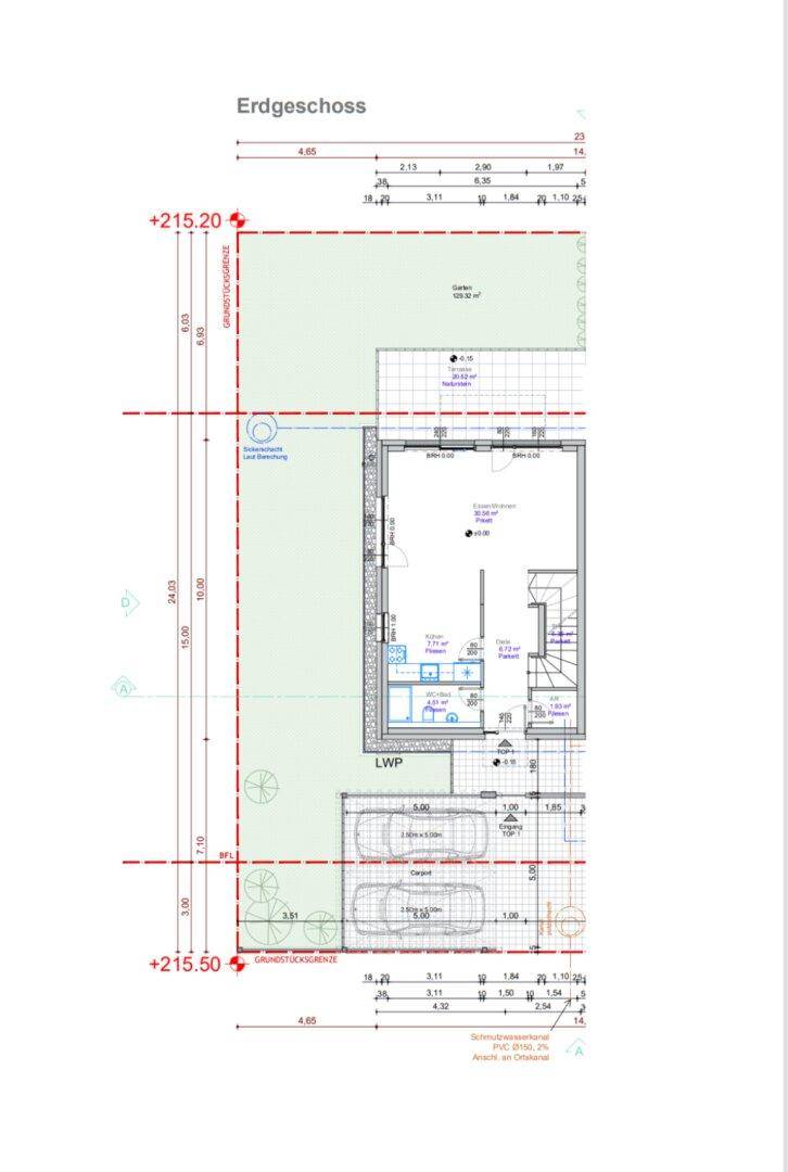 Grundriss des Erdgeschosses mit Garten, Terrasse und zwei Parkplätzen.
