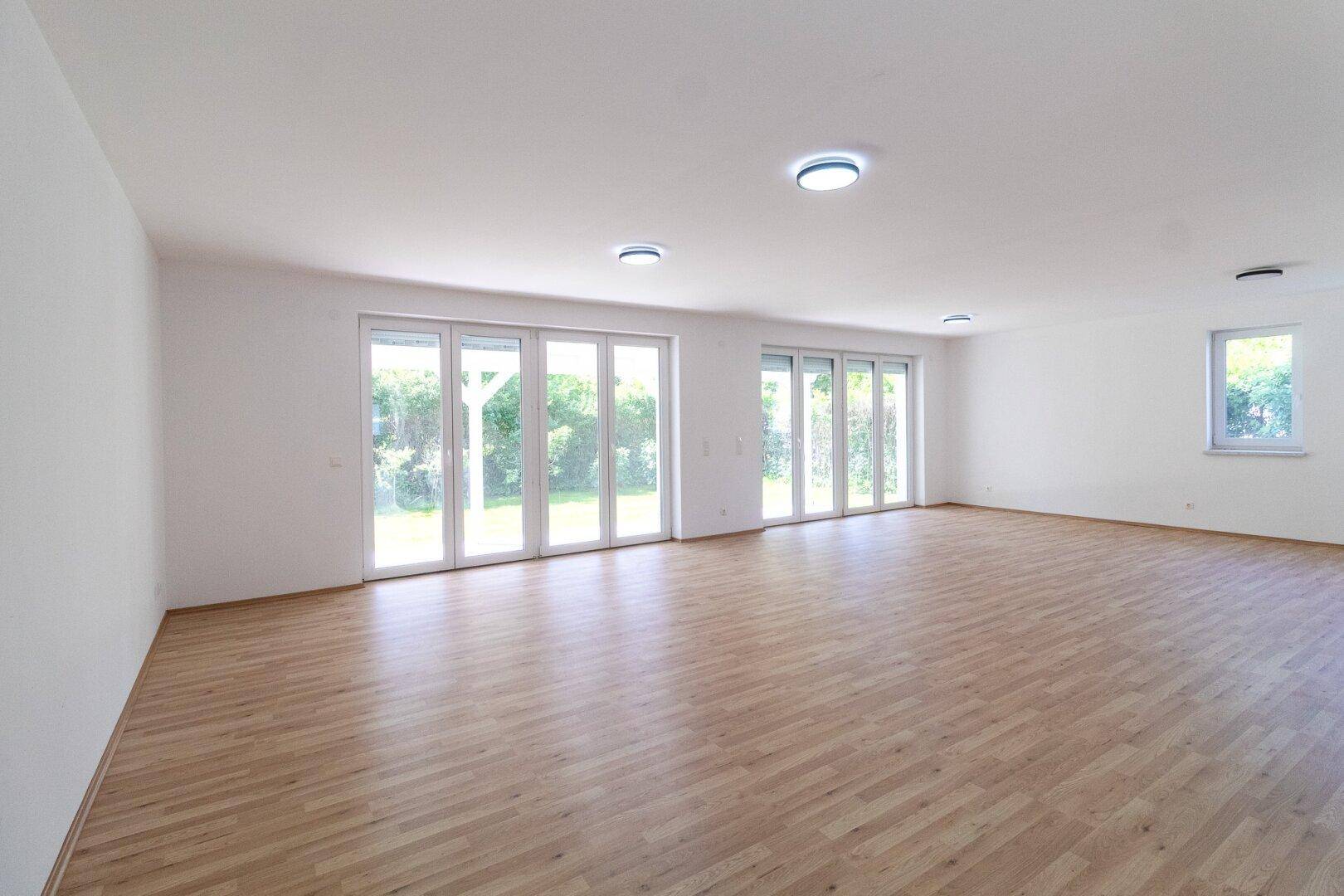 Wohnbereich mit Blick zu den Terrassenausgängen