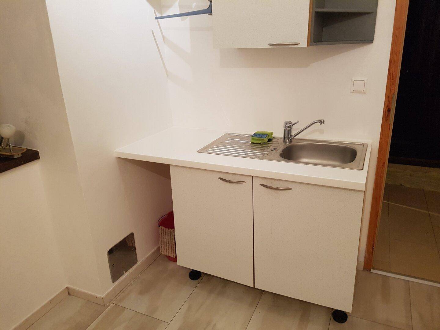 Funktionaler Bereich mit Spülbecken und Unterschrank, geeignet als Waschküche oder Abstellraum.
