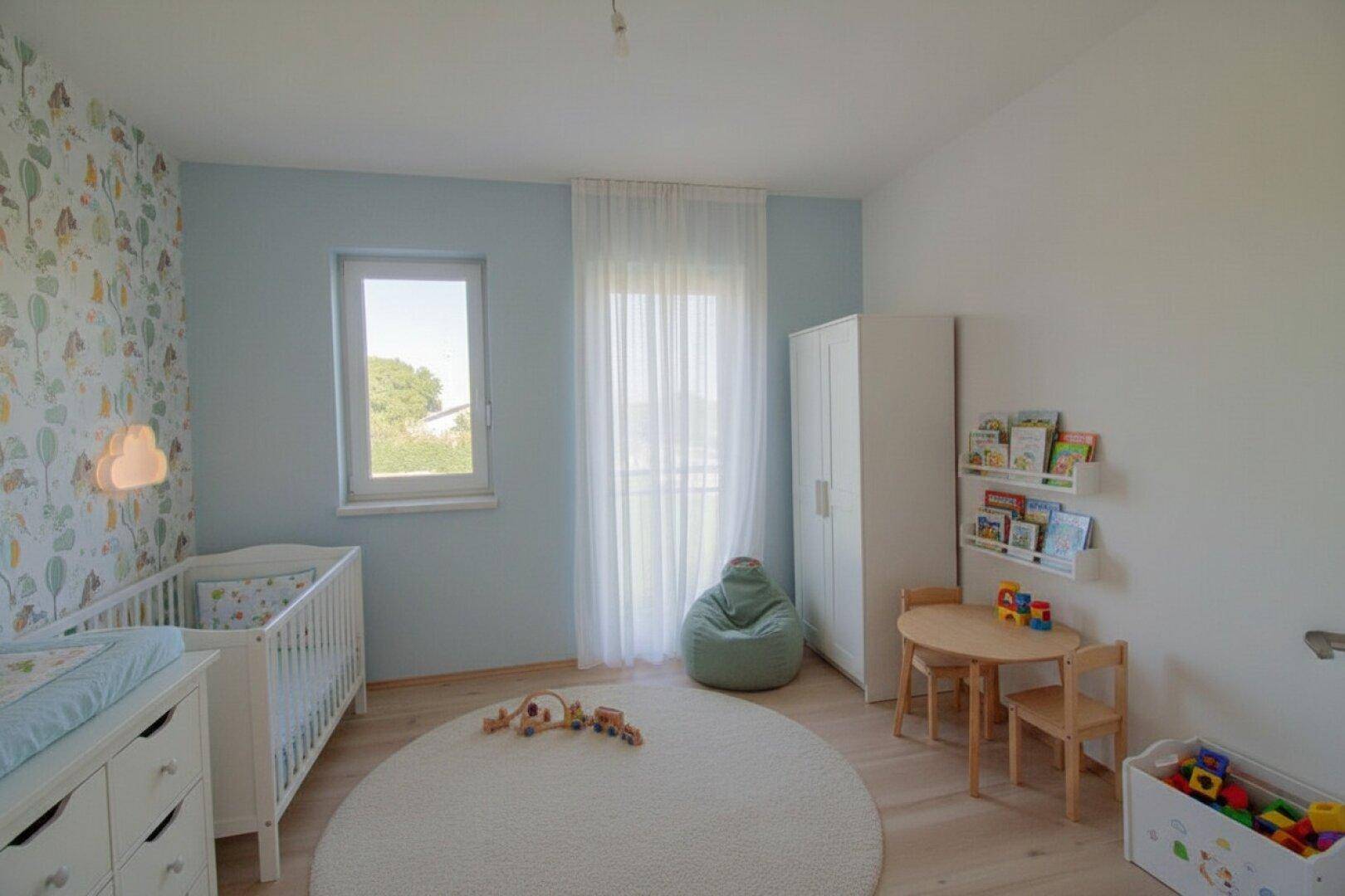 Freundliches Kinderzimmer mit Babybett, Wickelkommode und verspielter Tapete, viel natürliches Licht.